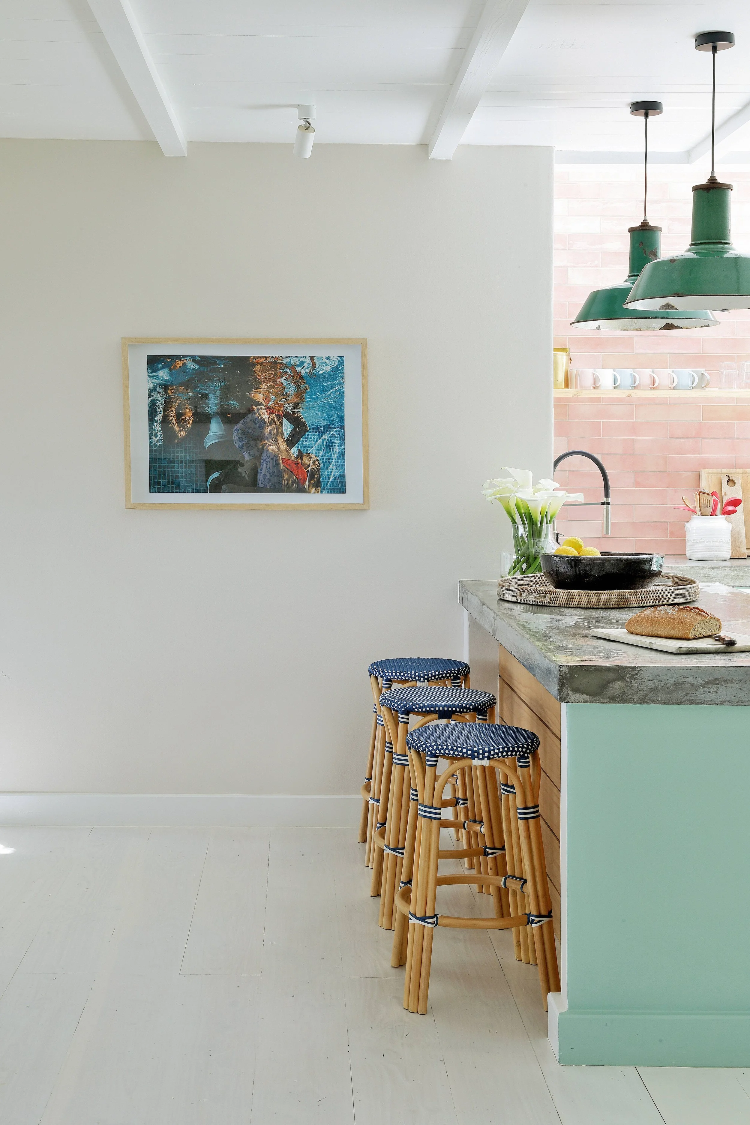 Strandhaus Llandudno Kapstadt, Küche mit rosa Fliesen, entspannte Einrichtung mit natürlichen Materialien, Anja Lehne fine interiors
