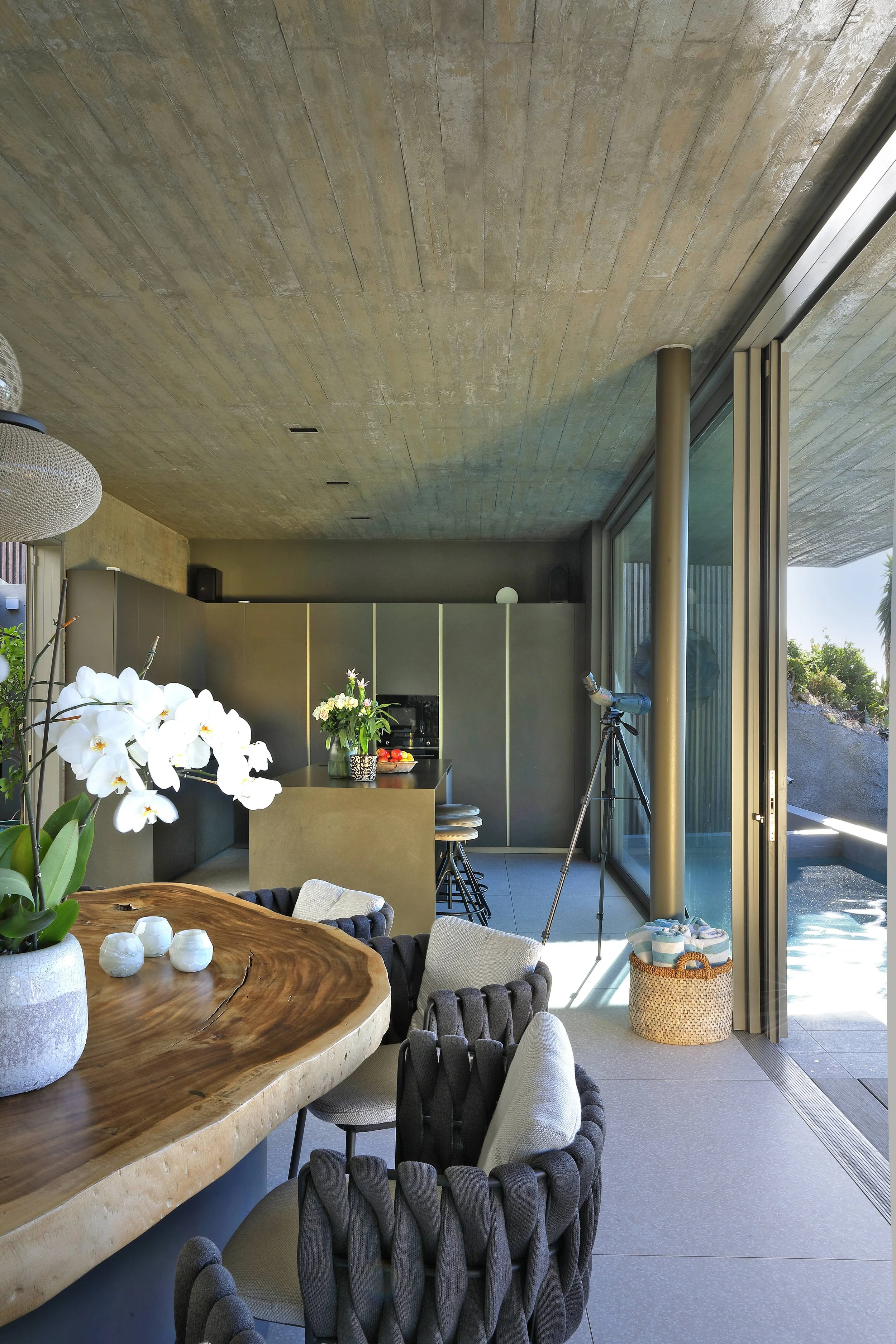 Modernes Ferienhaus Kapstadt, natürliche Materialien und organische Formen, Anja Lehne fine interiors