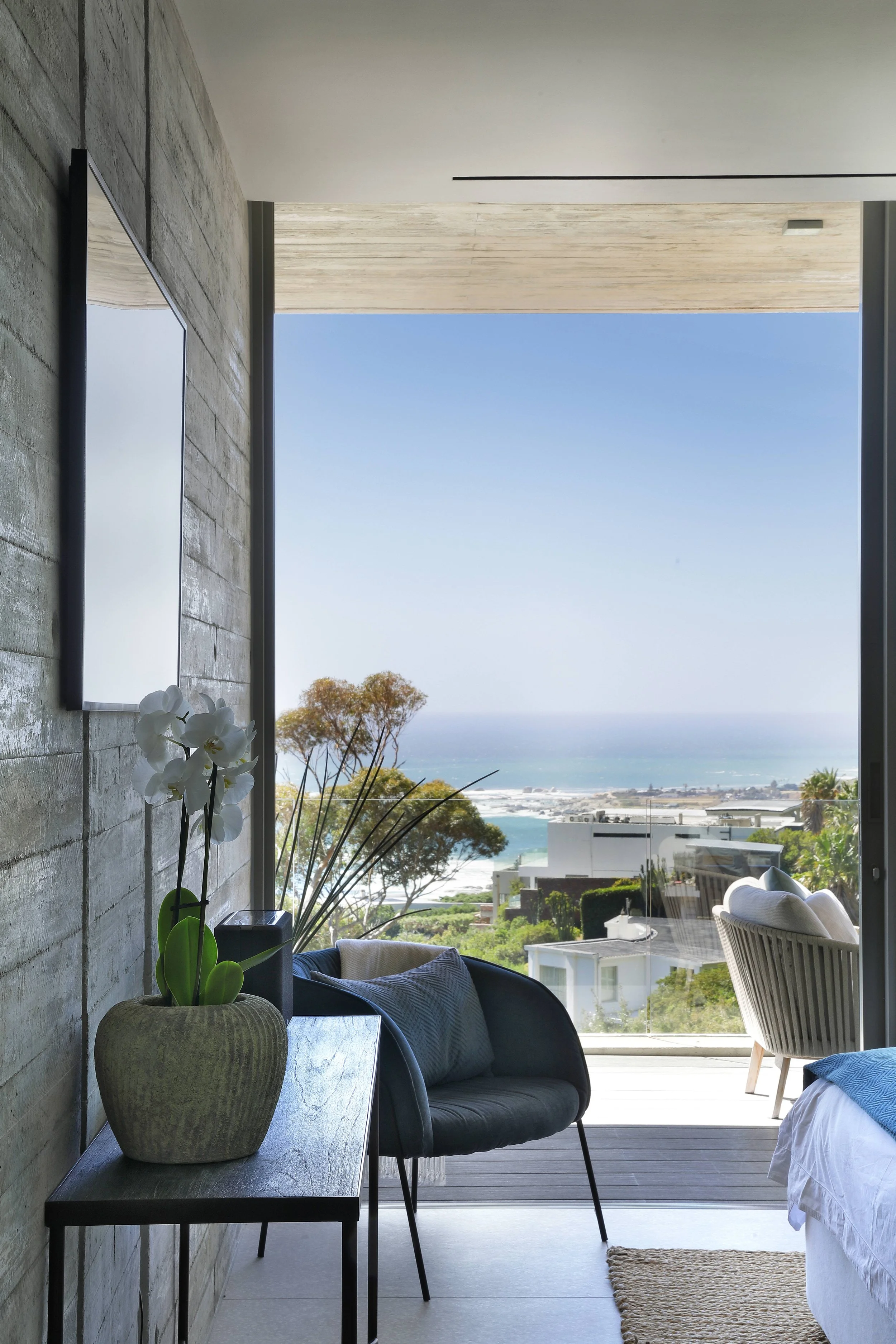 Modernes Ferienhaus Kapstadt, natürliche Materialien und organische Formen, Anja Lehne fine interiors
