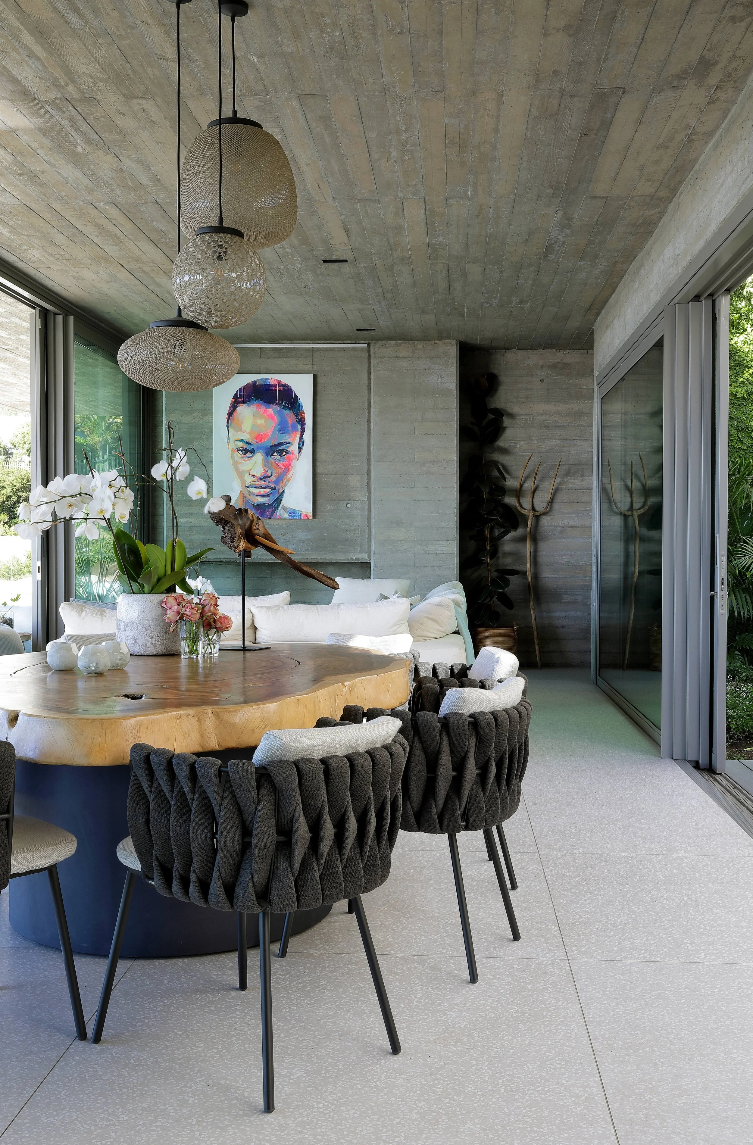 Wohnzimmer mit skulpturalen Einzelstücken und natürlichen Materialien, Tribù Stühle, Ferienhaus Kapstadt, Anja Lehne fine interiors