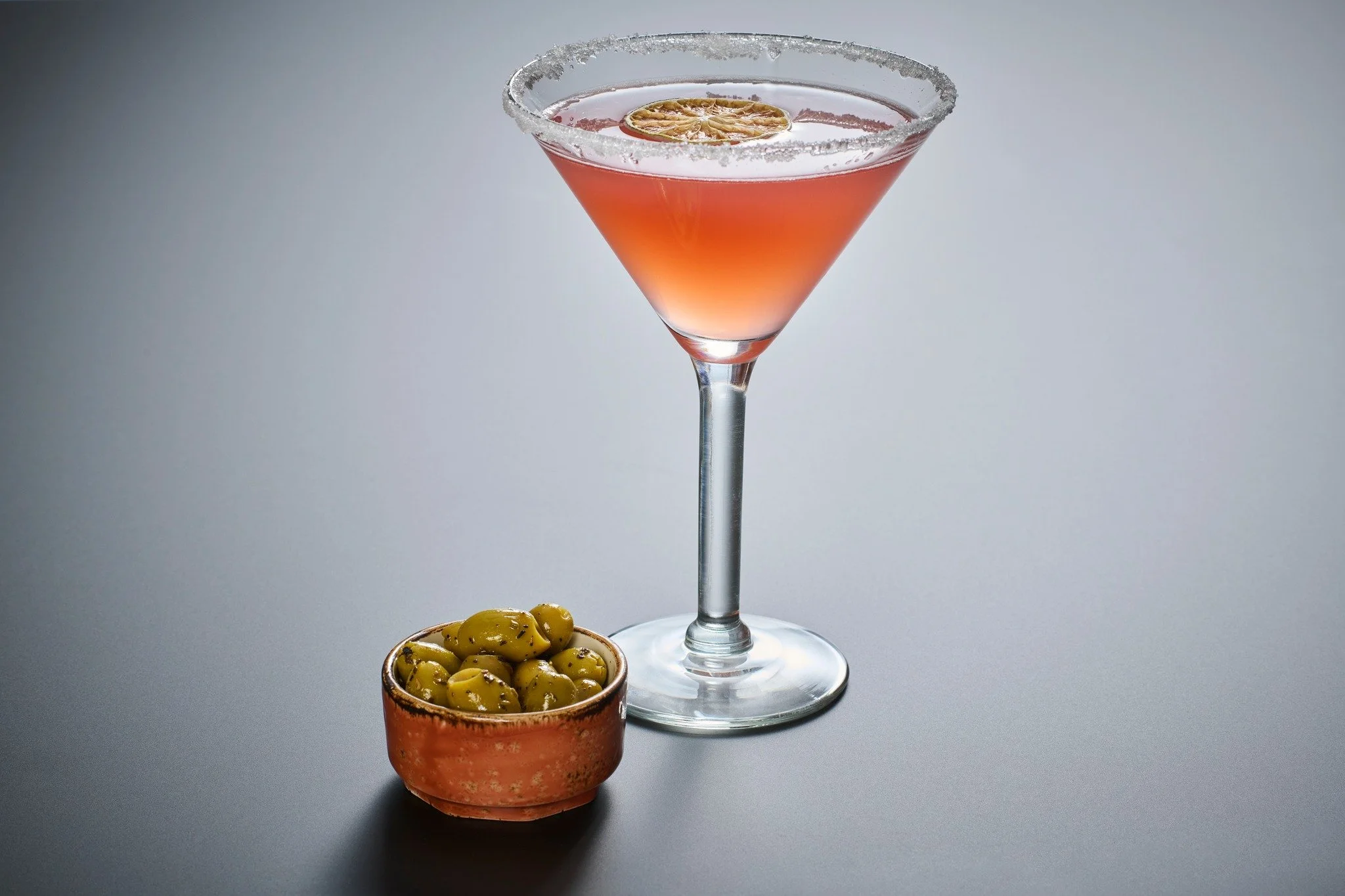 ☀️ Zonnetje? Check.
🍹 Cosmopolitan cocktail in de hand? Dubbel check.
🦐 Onze garnaalkroketjes &amp; tapasplank? Oh yes!

Het is ap&eacute;ro tijd en wij hebben alles wat je nodig hebt om ervan te genieten!
Tot straks op ons zonovergoten terras 😎

