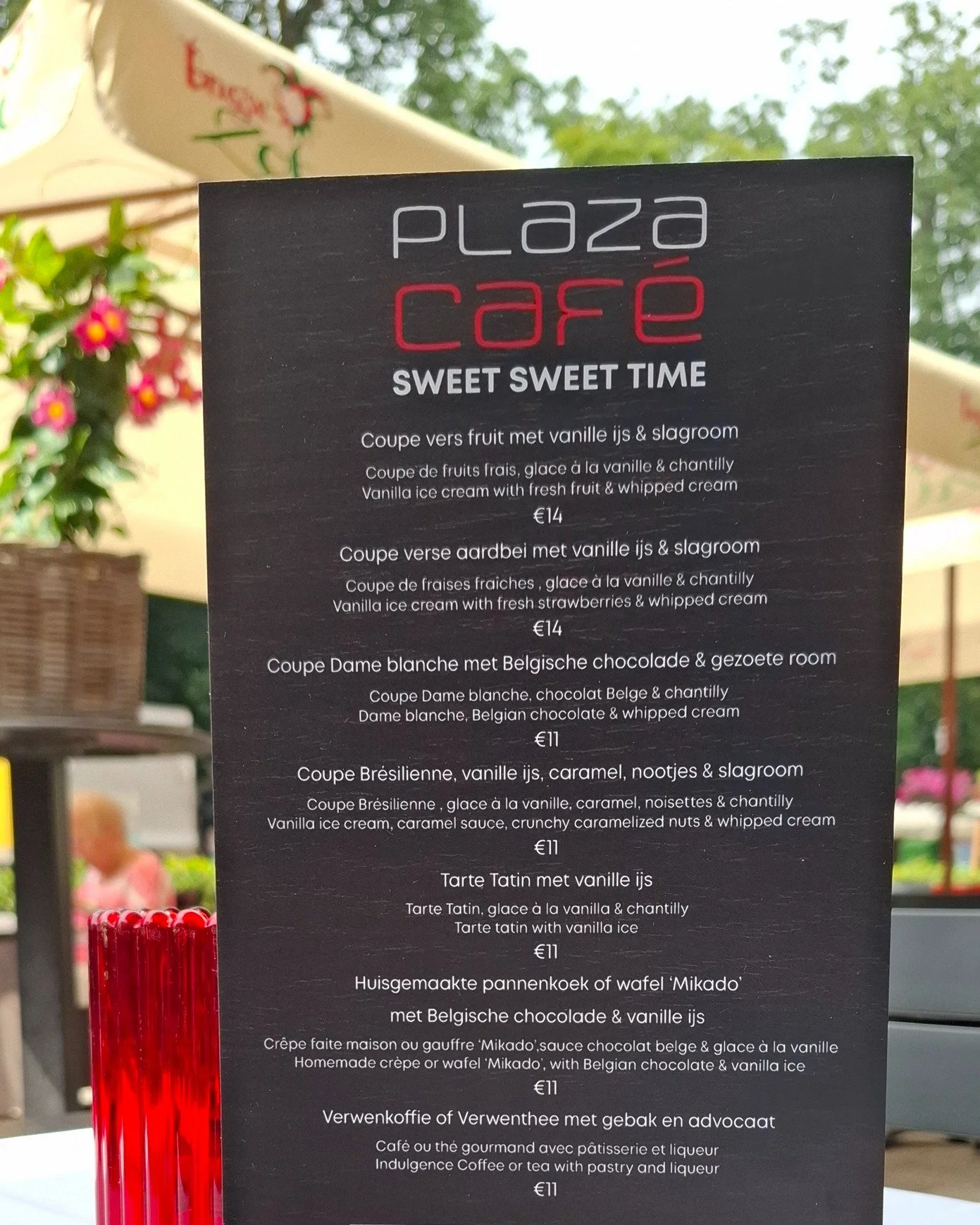Even tijd voor jezelf? 
Kom langs in PlazaCaf&eacute; voor een ontspannen pauze met een boek en je favoriete ijsje of gebakje. 📚🍨

#MeTime #sweetlife #zoetigheden #desserttime #dessert #DessertLovers #zomerterras #restaurantlife #suggestie