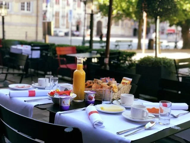 Ontwaken met uitzicht over Brugge, een vers croissantje en een latte binnen handbereik.☕🥐Ontbijten op ons terras? Een kleine luxe die je jezelf mag gunnen. ☺️

 #ontbijt #ontbijtje #ontbijten #ontbijtidee #ontbijtbuffet #hotelontbijt #plazacaf&eacut