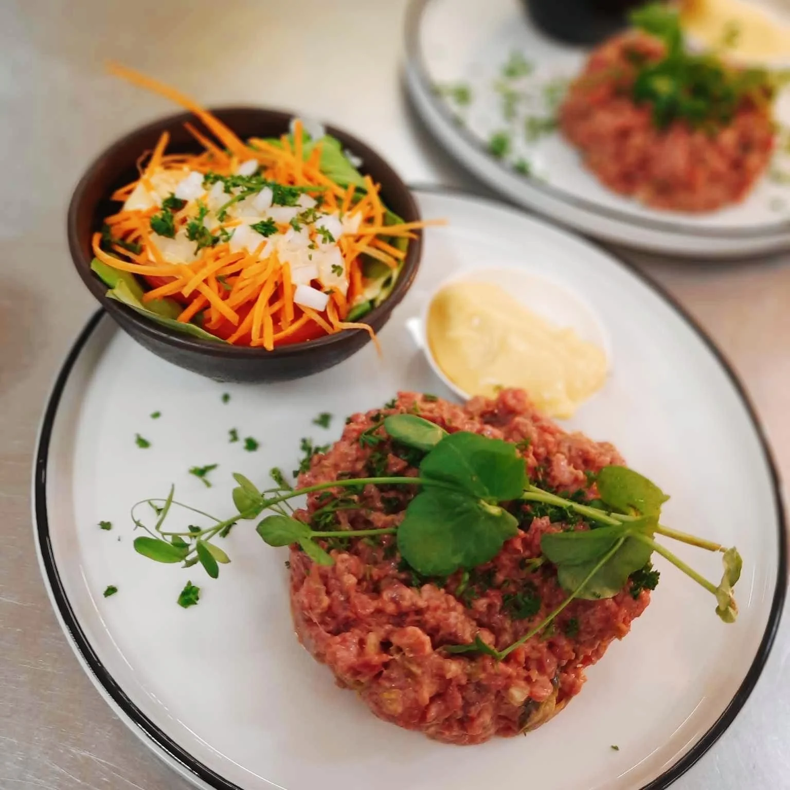 🥩 Zin in een lunch met karakter?
Onze steak tartaar is een klassieker die blijft scoren: dagvers rundsvlees, met zorg bereid en perfect op smaak gebracht. Geserveerd met goudgele frietjes en een frisse salade &ndash; alles wat je zoekt in een verfij