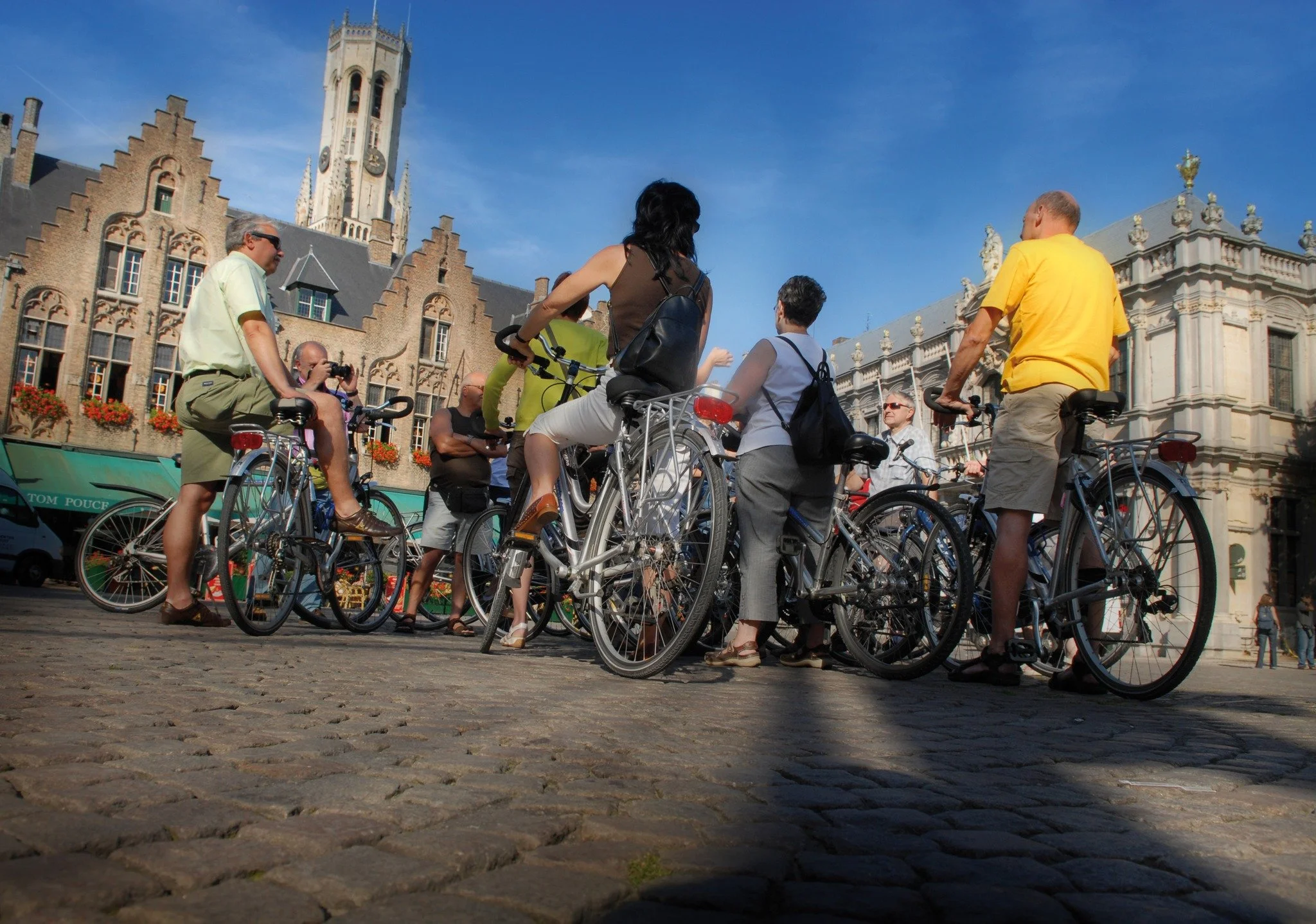 🚴&zwj;♀️ Goed nieuws voor fietsers in Brugge!
Het centrum krijgt een uitgebreide fietszone vanaf 1 oktober. Dat betekent: gemotoriseerd verkeer blijft netjes achter de fietsers en de snelheid is maximaal 30 km/u.

Perfect moment om je fietsritje te 