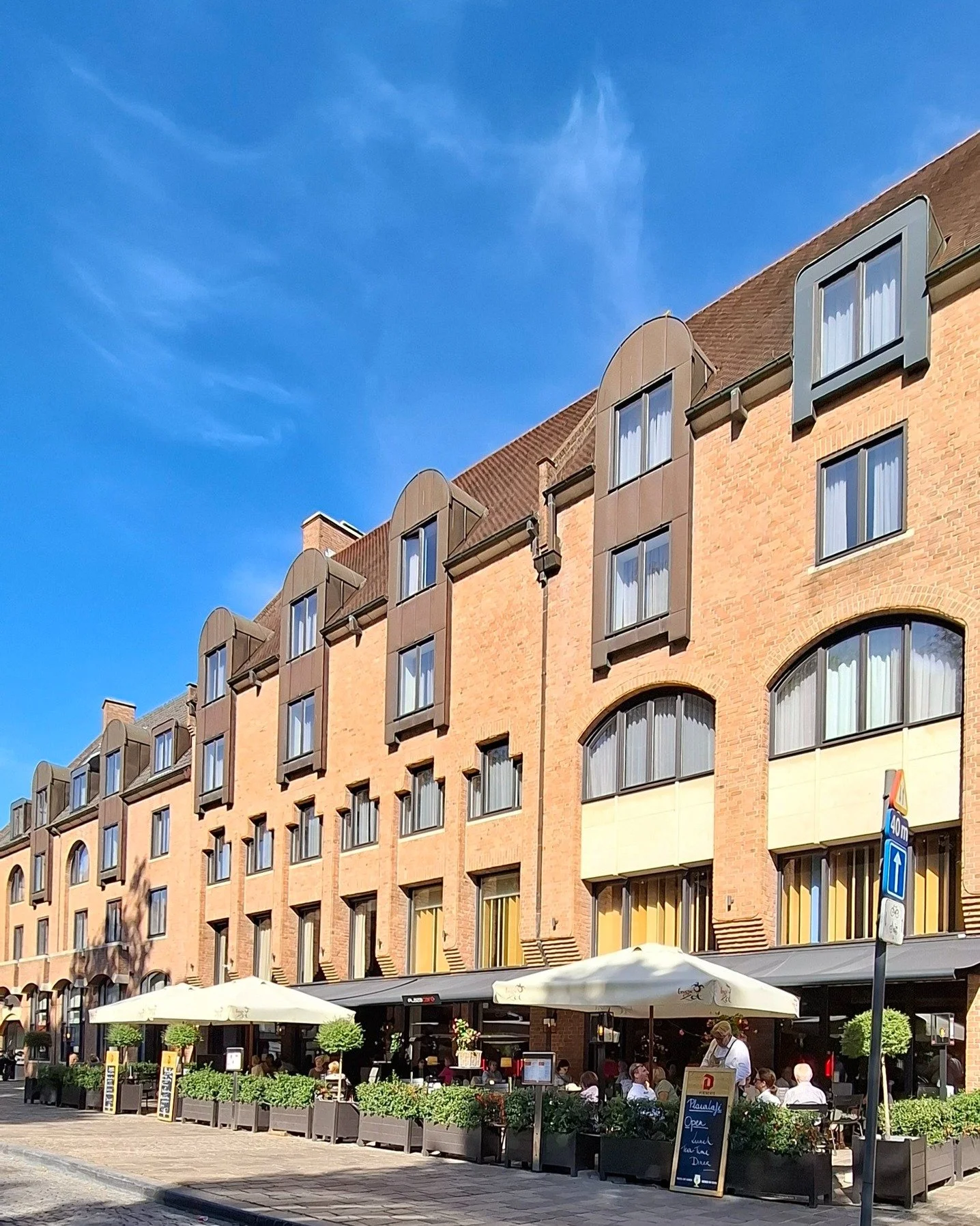☀️ Het weekend is ingezet! Heerlijk genieten deze namiddag op ons terras 😎

In Brugge valt er dit weekend heel wat te beleven met voor ieder wat wils:
&diams;️ Braderie in de Langestraat, Hoogstraat, Philipstockstraat, Mallebergplaats
&diams;️ Autov