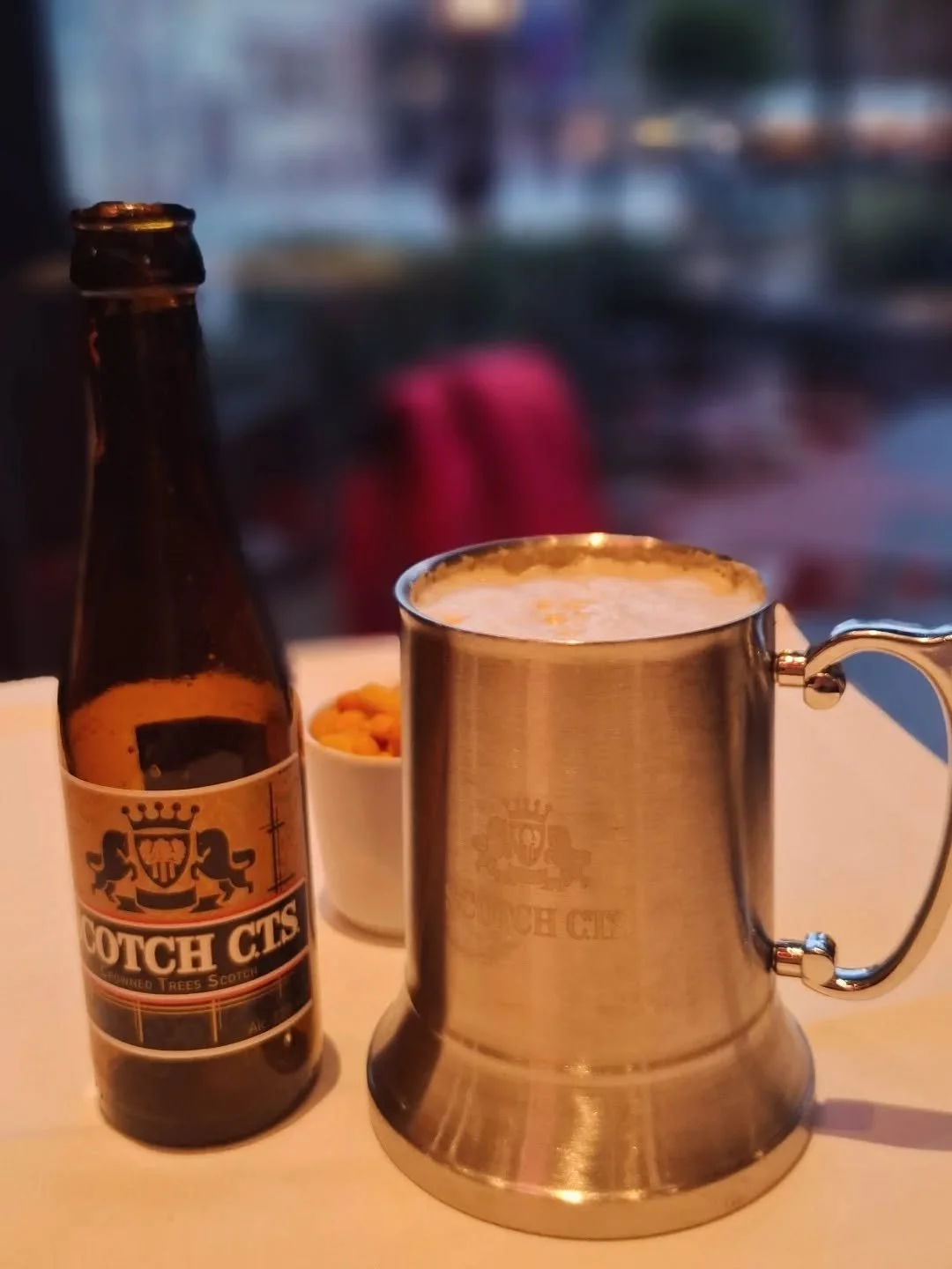 Bij PlazaCaf&eacute; Brugge serveren we graag iets bijzonders ✨
De Gouden Carolus Imperial Dark met infusie van Gouden Carolus Single Malt whisky is een unieke creatie: krachtig, volmondig en elegant met subtiele toetsen van vanille, eikenhout en cho