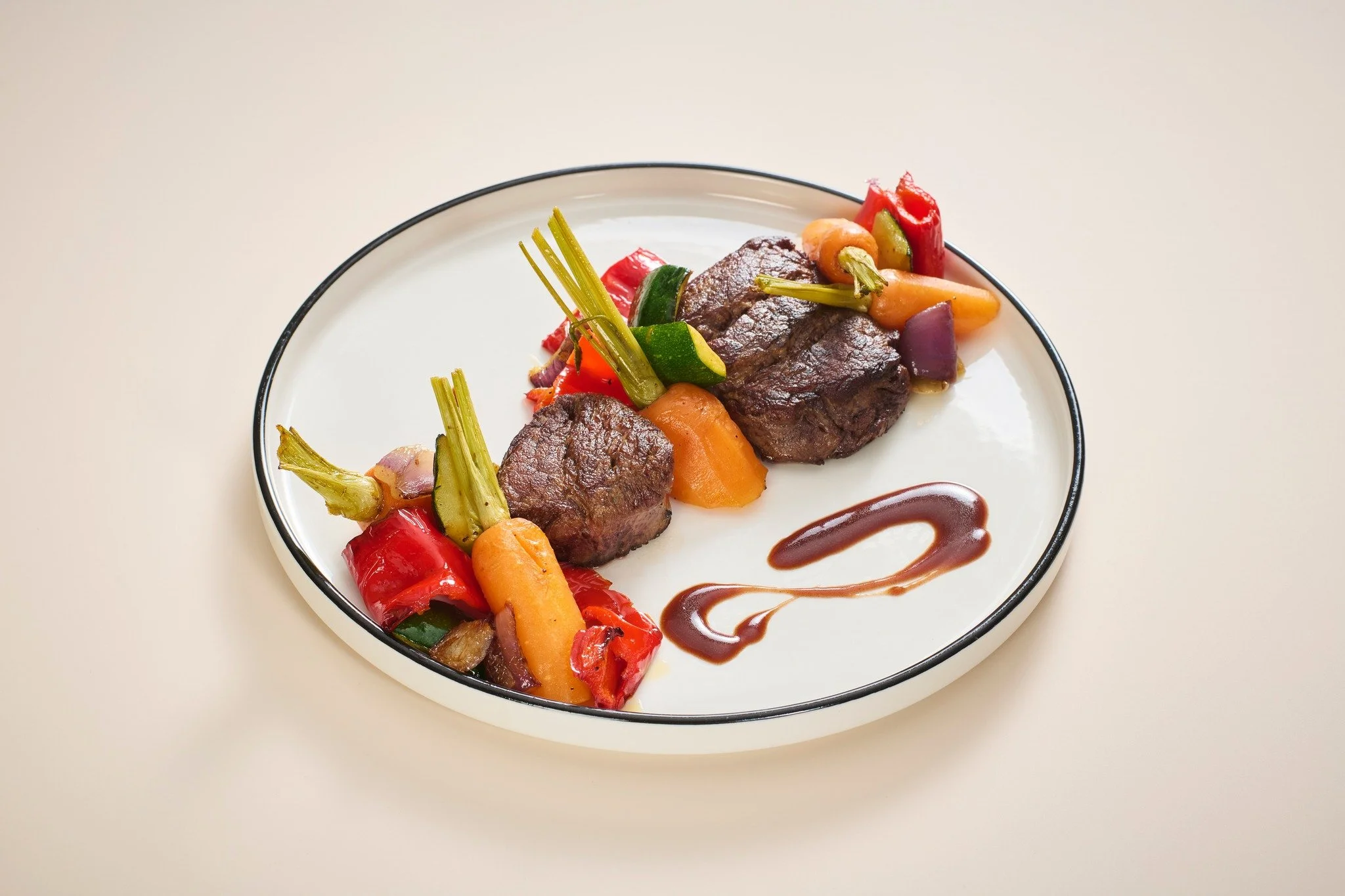 ✨ Wintergloed start vandaag in Brugge ✨
Trek je warmste jas aan en geniet van de magie in de stad&hellip; en als je daarna nood hebt aan een cozy plek om op te warmen staat PlazaCaf&eacute; helemaal klaar voor je.

Denk aan een malse filet pur die bi