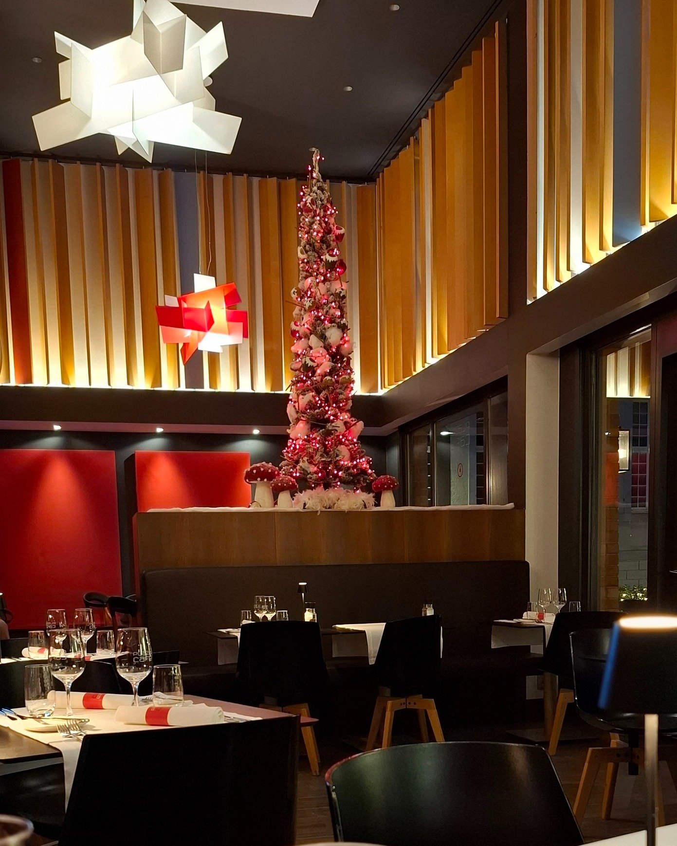 Onze chef brengt winterse gezelligheid naar je bord met enkele heerlijke suggesties die je meteen in kerststemming brengen 🎄

🥄 Hazenpat&eacute; met appel, duxelles van champignons gekarameliseerde noten en boerenbrood
🍽️ Fazantfilet met gekonfijt