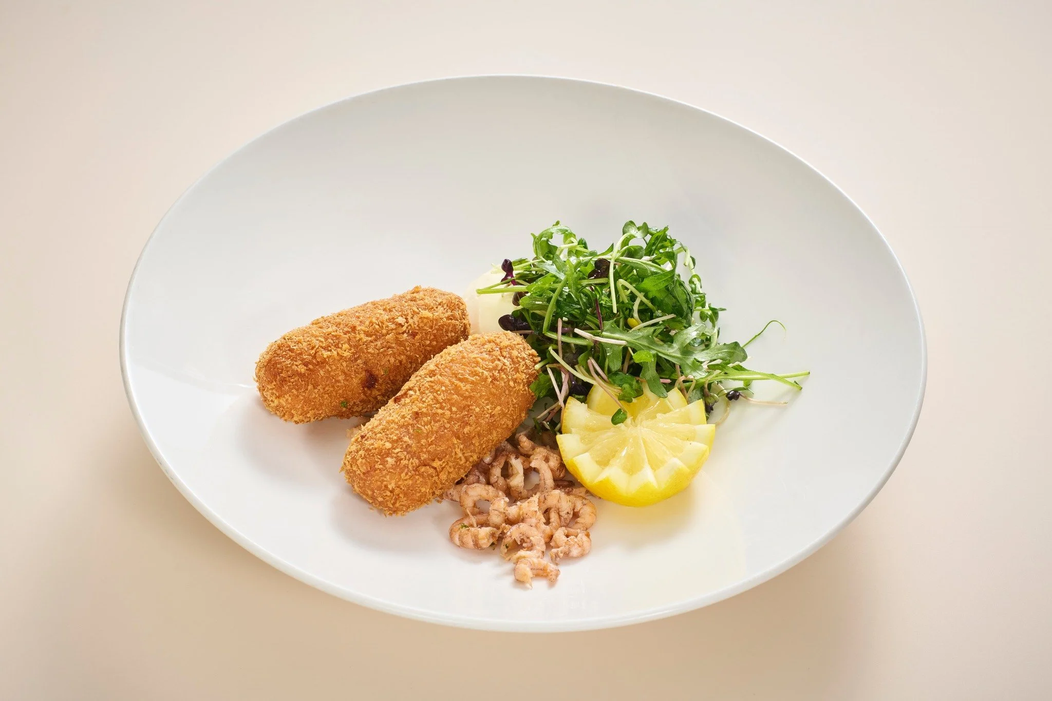 🎄 De kerstvakantie komt eraan en Brugge staat weer helemaal in het teken van sfeervolle straten en last minute kerstshopping.
Tussen het winkelen door zin in een echte lokale klassieker? Onze garnaalkroketten &ndash; bereid met Belgische garnalen &n