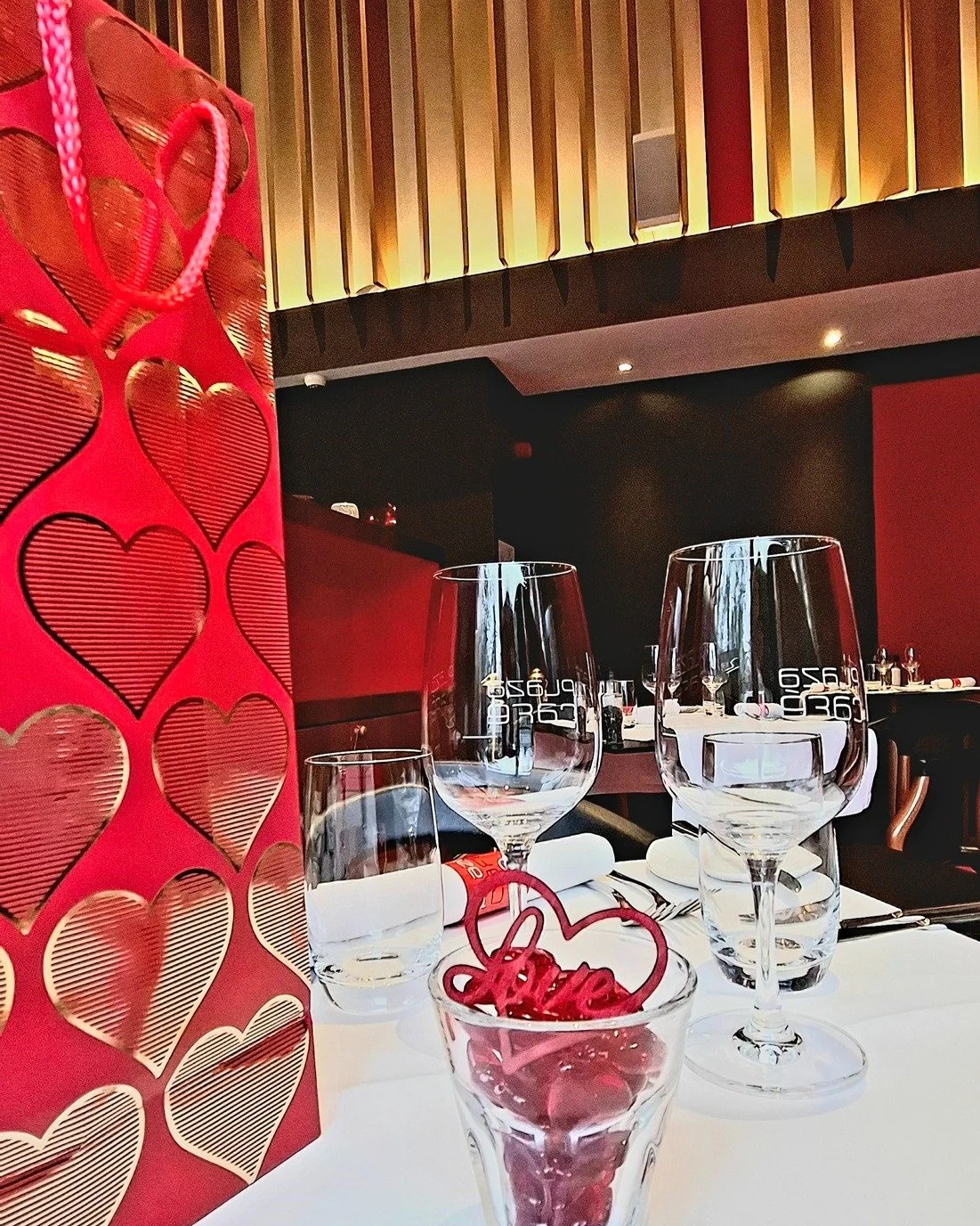 💘 PlazaCaf&eacute; is helemaal in Valentijnsfeer, het menu is klaar &amp; de tafels versierd!

Boek nog snel jouw tafeltje &amp; geniet van ons Valentijnsmenu:
🥩 Rundskroketje met geitenkaas, gezoete rode ui &amp; chorizo
🐟 Skreihaasje met schaald