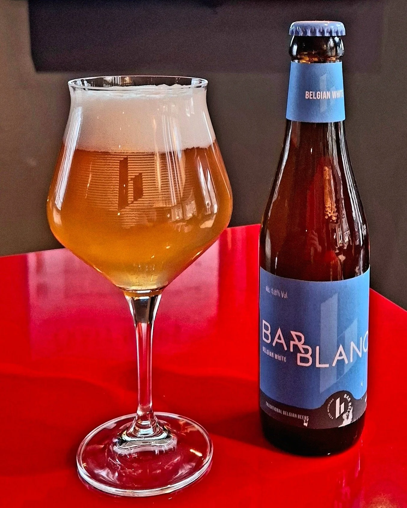 🍺 Bier van de Maand bij PlazaCaf&eacute;: Bar Blanche

Op zoek naar iets nieuws om te proeven? 

Deze maand zetten we Bar Blanche in de kijker. Een verrassend witbier met een exotische twist dankzij wakame (zeewier) en yuzu, een frisse Aziatische ci