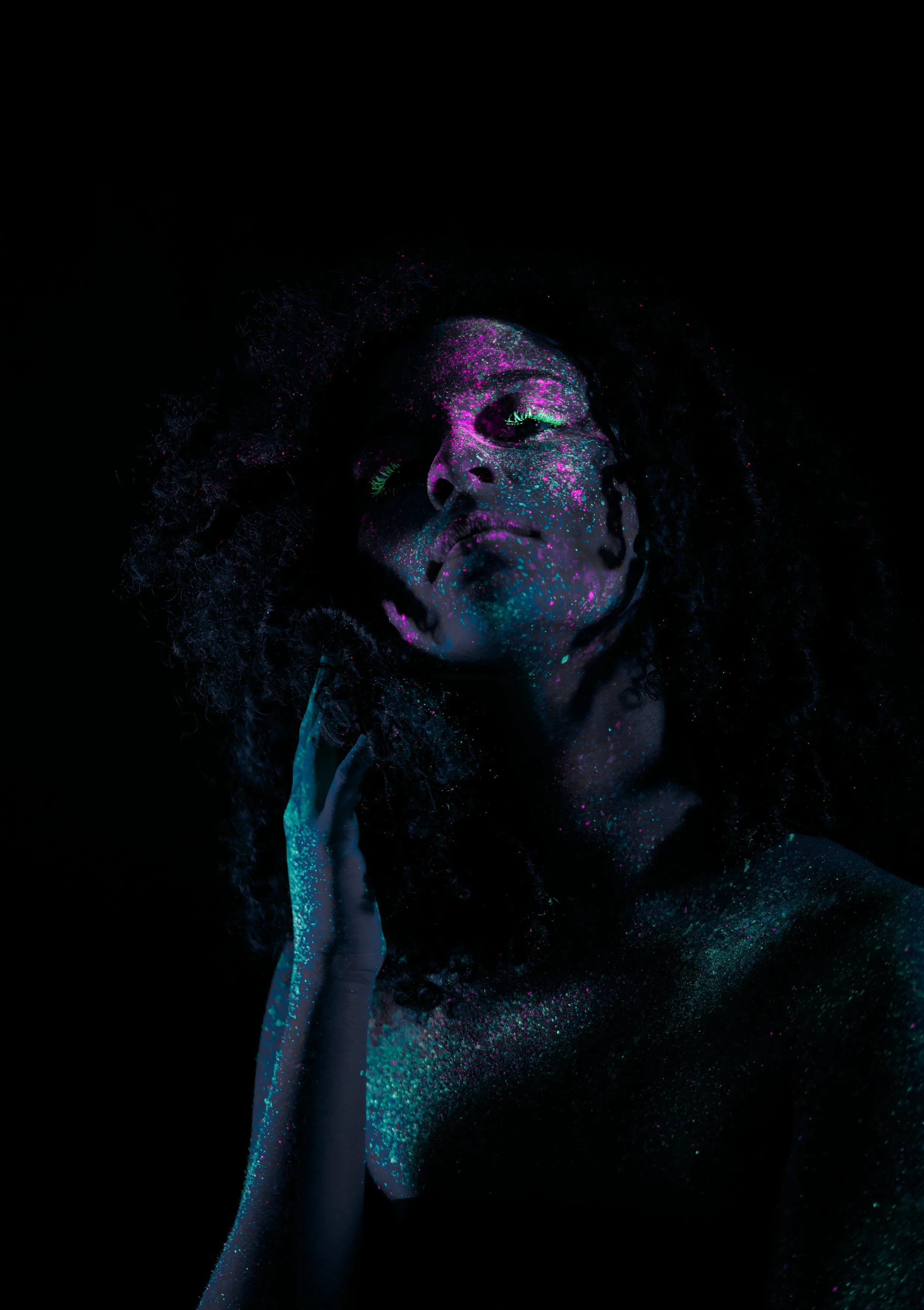 photo portrait sous UV d'une femme métisse bouclée