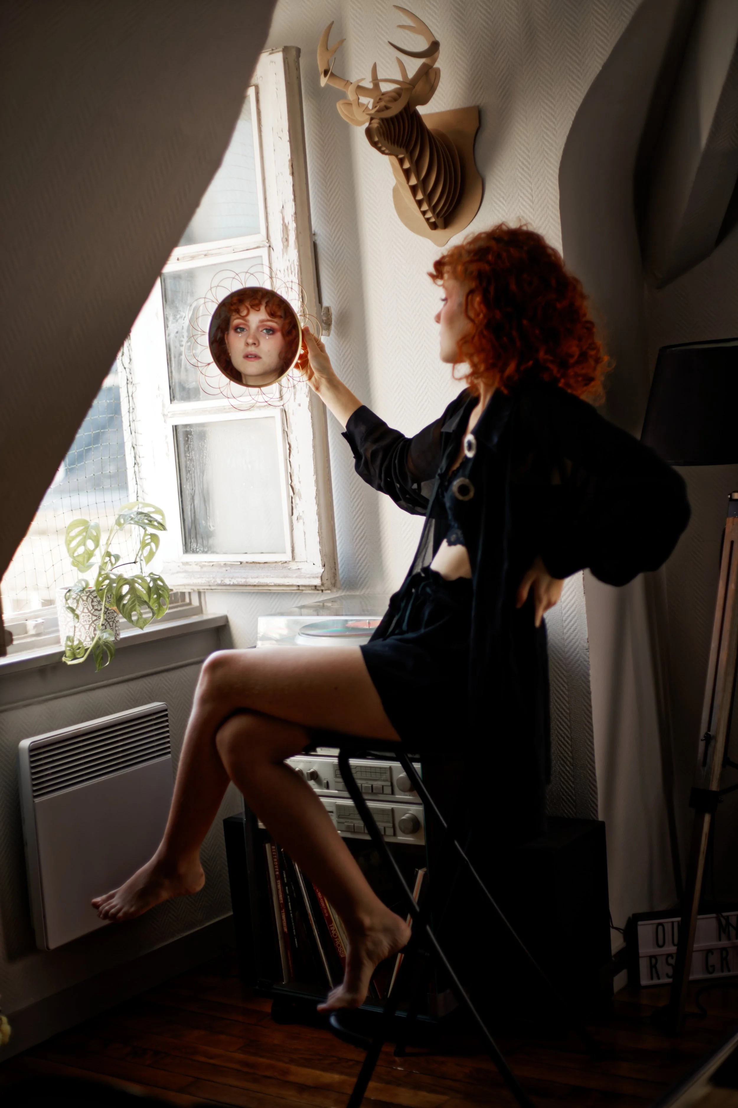 Portrait photo intimiste devant un miroir