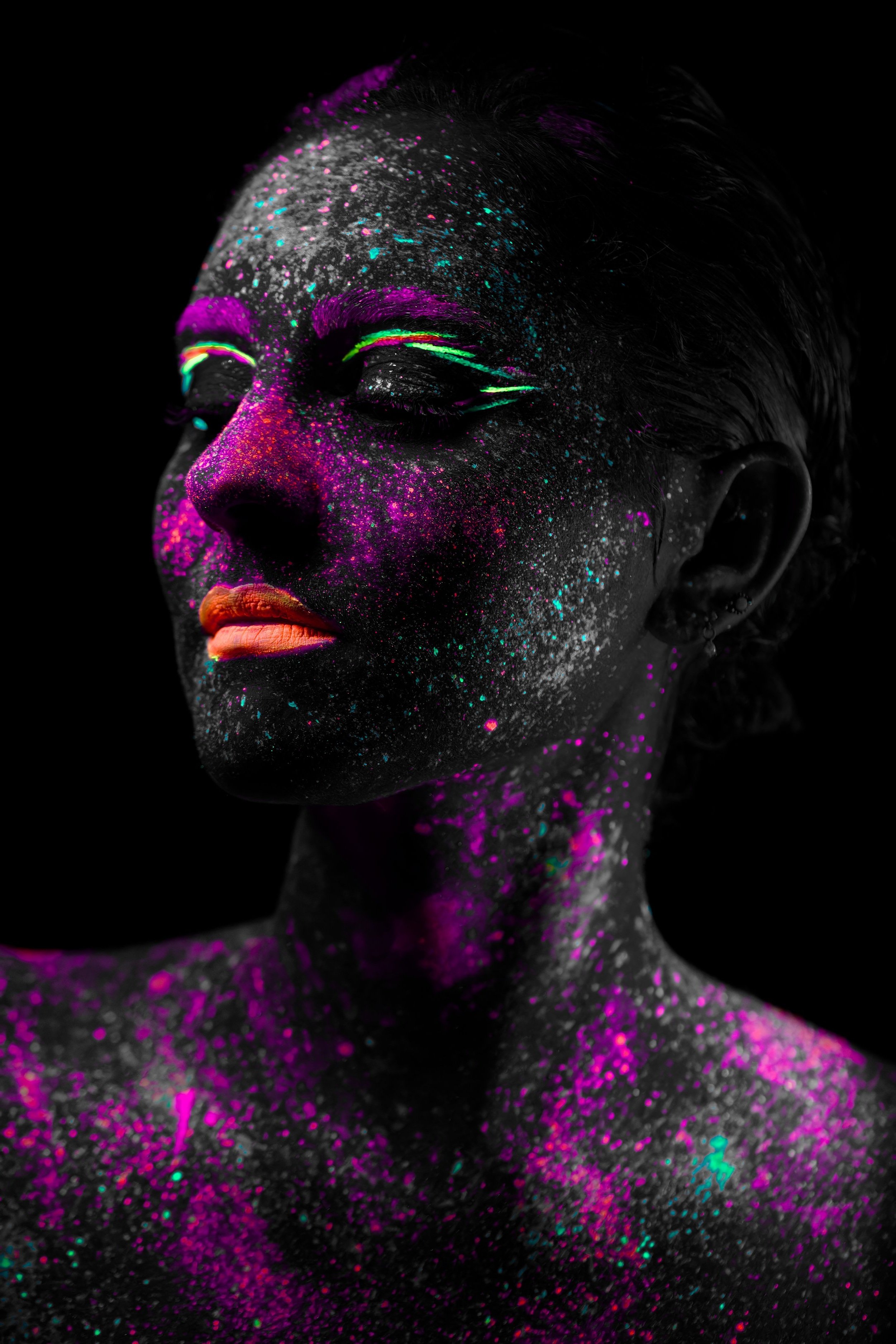 portrait photo d'une jeune femme avec UV