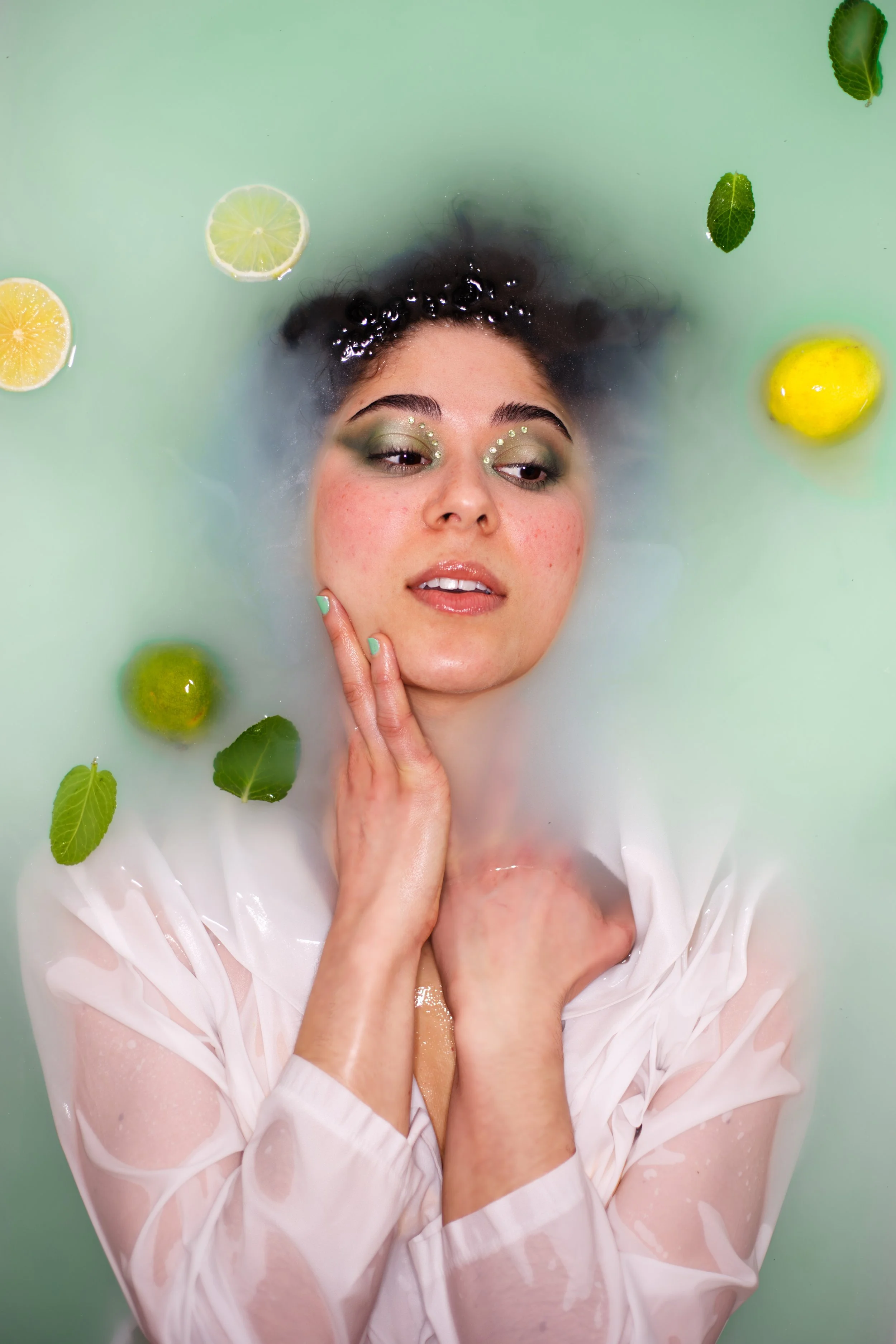 photo portrait d'une jeune femme dans un bain de lait vert
