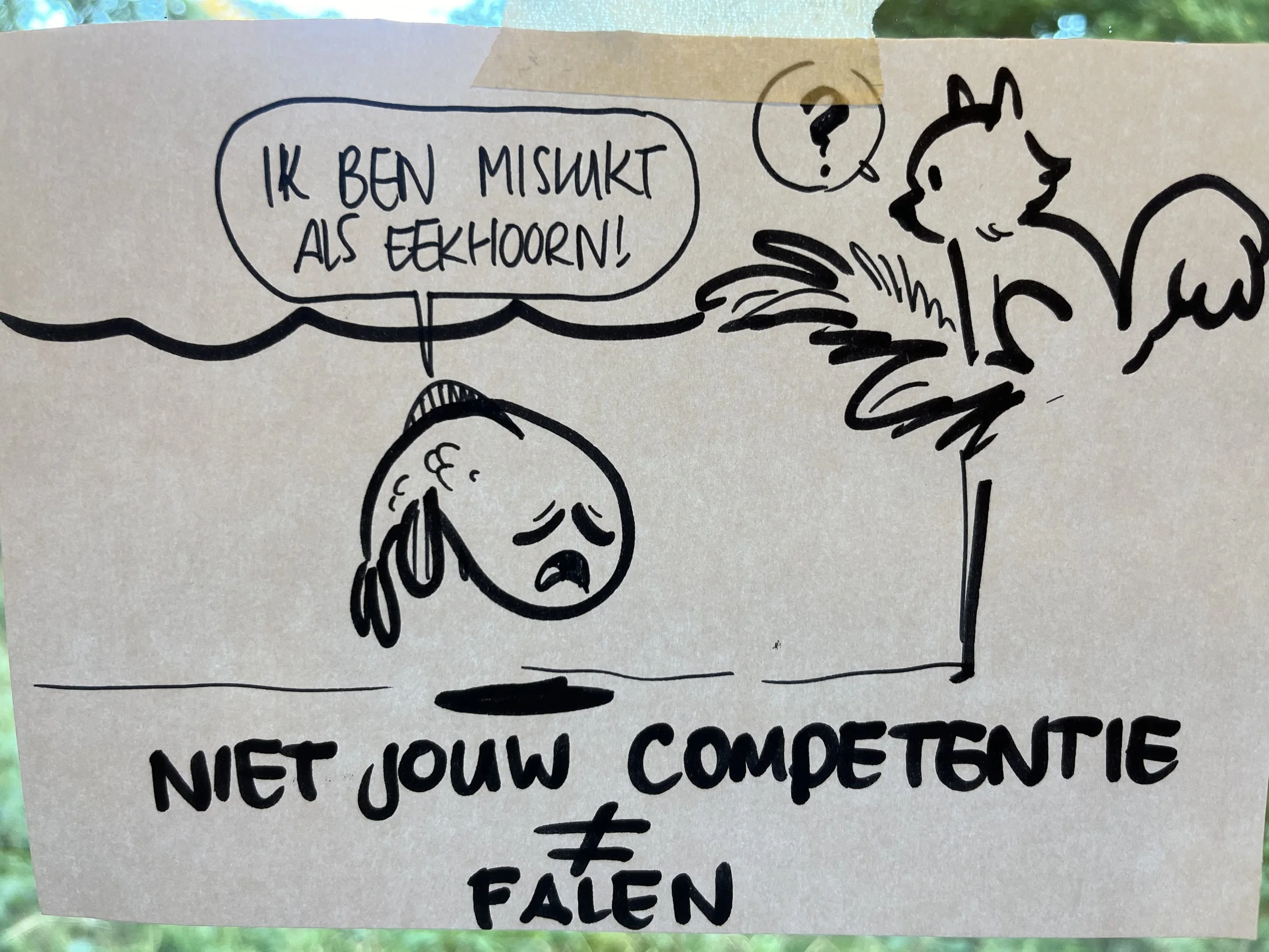 A hand-drawn cartoon showing a sad fish with a speech bubble that says, 'Ik ben mislukt als eekhoorn!' (I failed as a squirrel!). To the right, a squirrel watches the fish, with a question mark above its head. The text at the bottom of the drawing sa