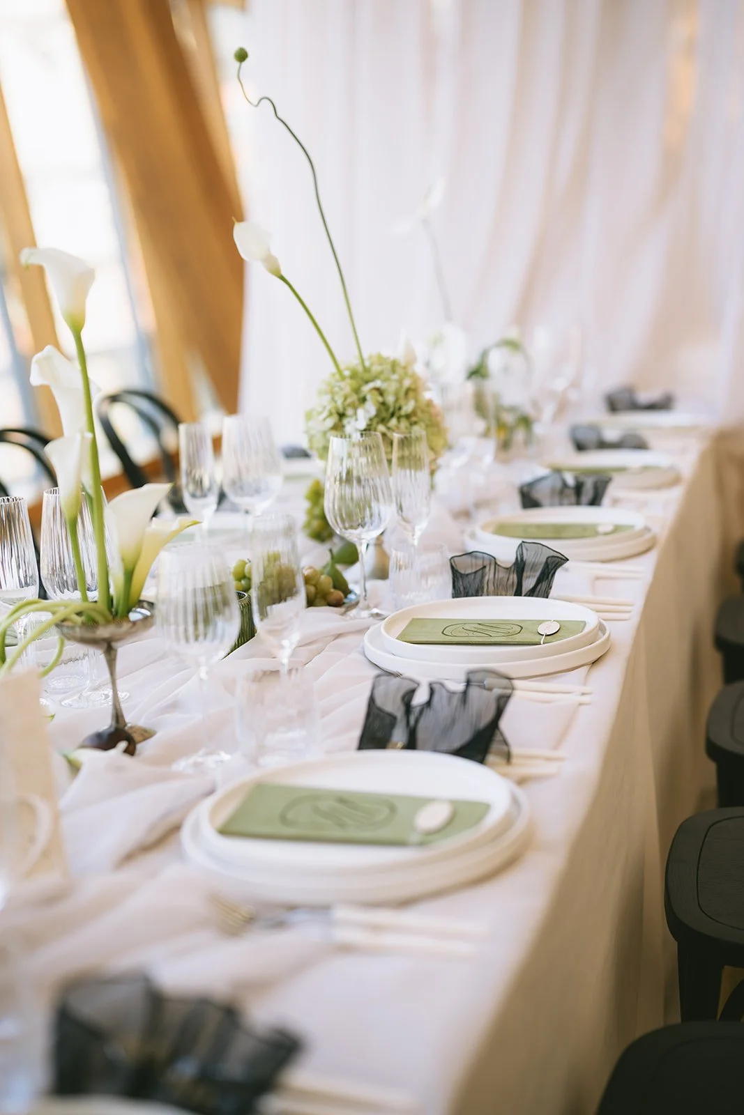 Luxury wedding tablescape at the Art Gallery of Ontario in Galleria Italia with fresh floral centrepieces, layered place settings, elegant linens and candlelight designed by Events by Whim.