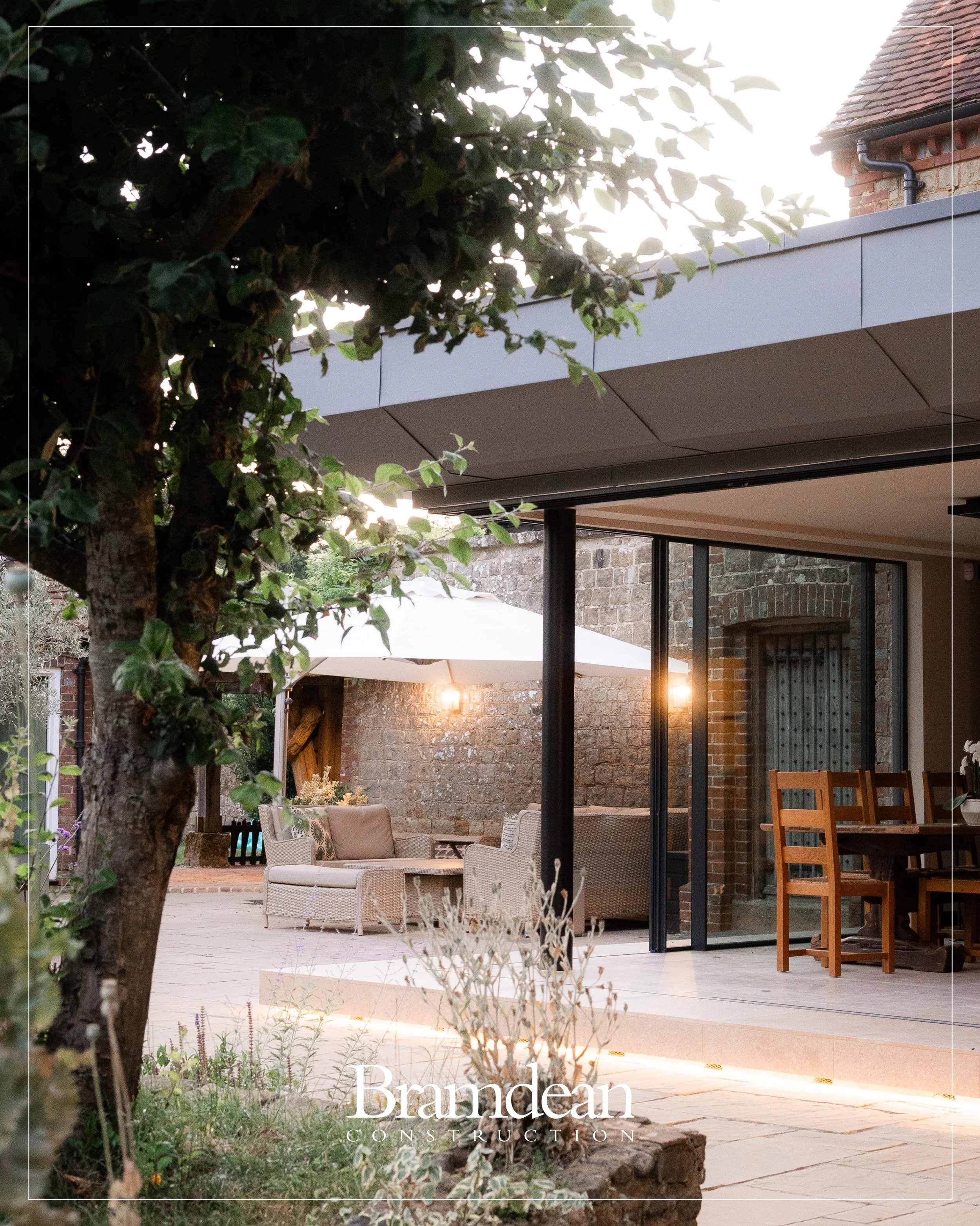 Whether it&rsquo;s a heritage renovation with a sympathetic modern extension, or a contemporary new build, outside/inside living is having a moment. Here&rsquo;s 2 examples of properties we have worked on recently where we blend the boundaries betwee