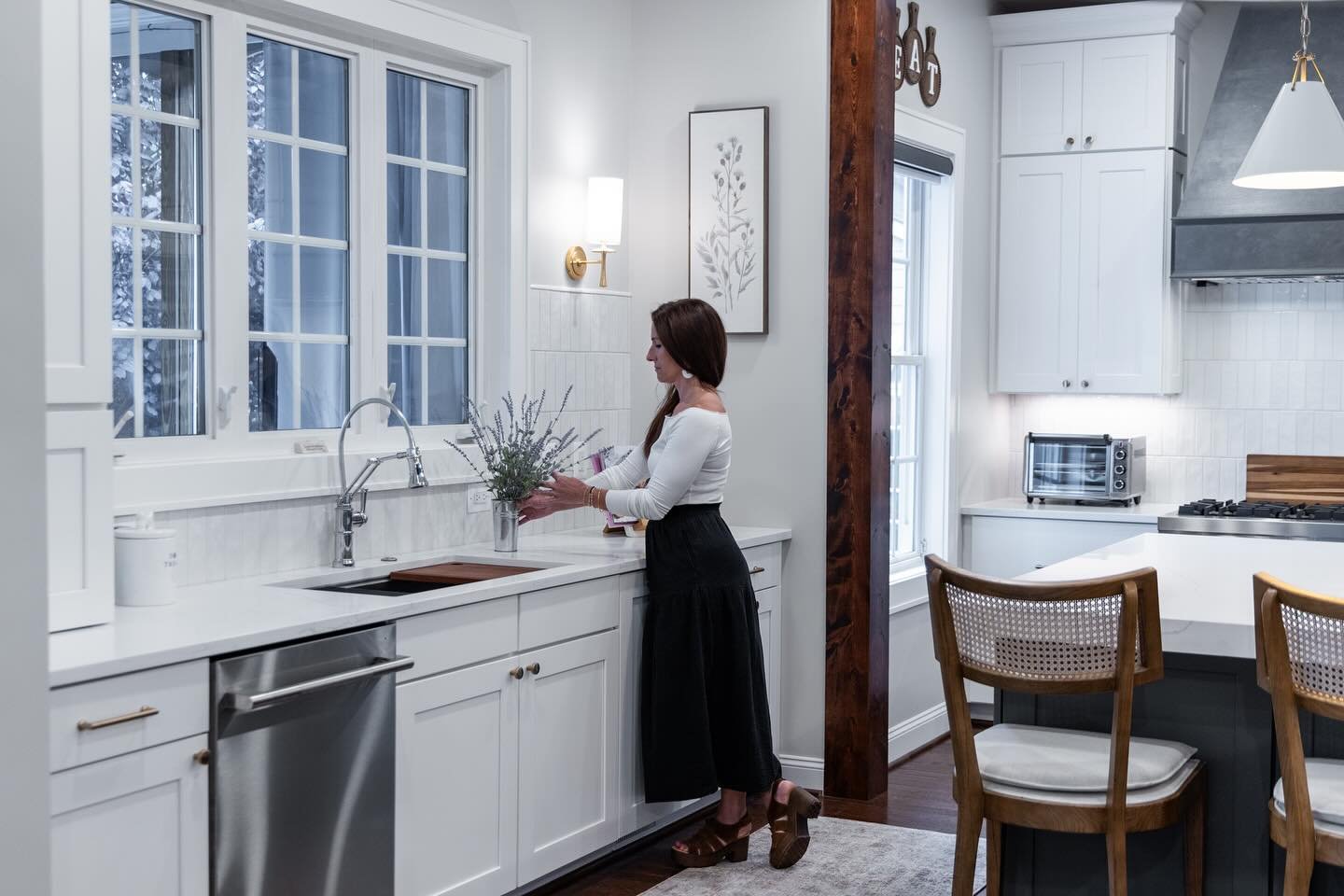 A kitchen renovation is the MOST REWARDING home project but is also the most impactful on your day to day. 

We are excited to share this STUNNER that went from cramped and awkward to spacious and airy.
psst&hellip;that beautiful post and beam was pr