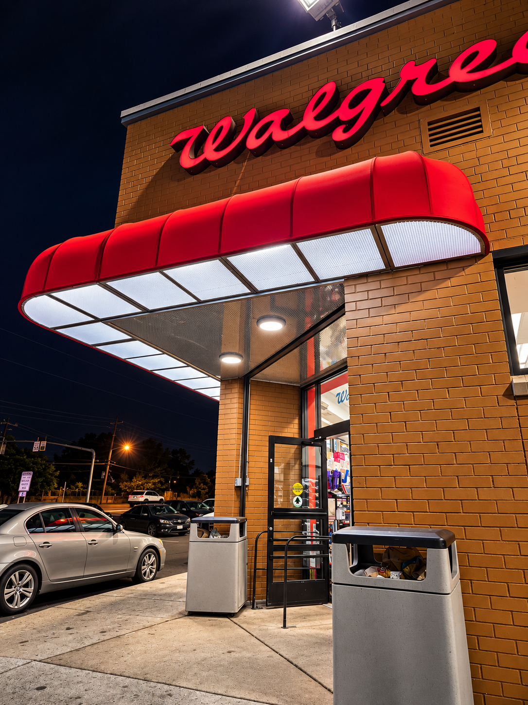 Entrada nocturna de Walgreens.png