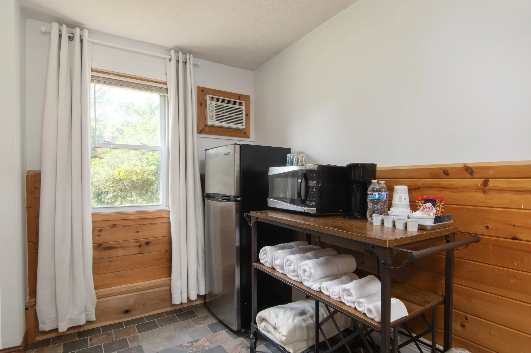 LUMBERJILL LODGE-ROOM 8-Amenity 1.jpg