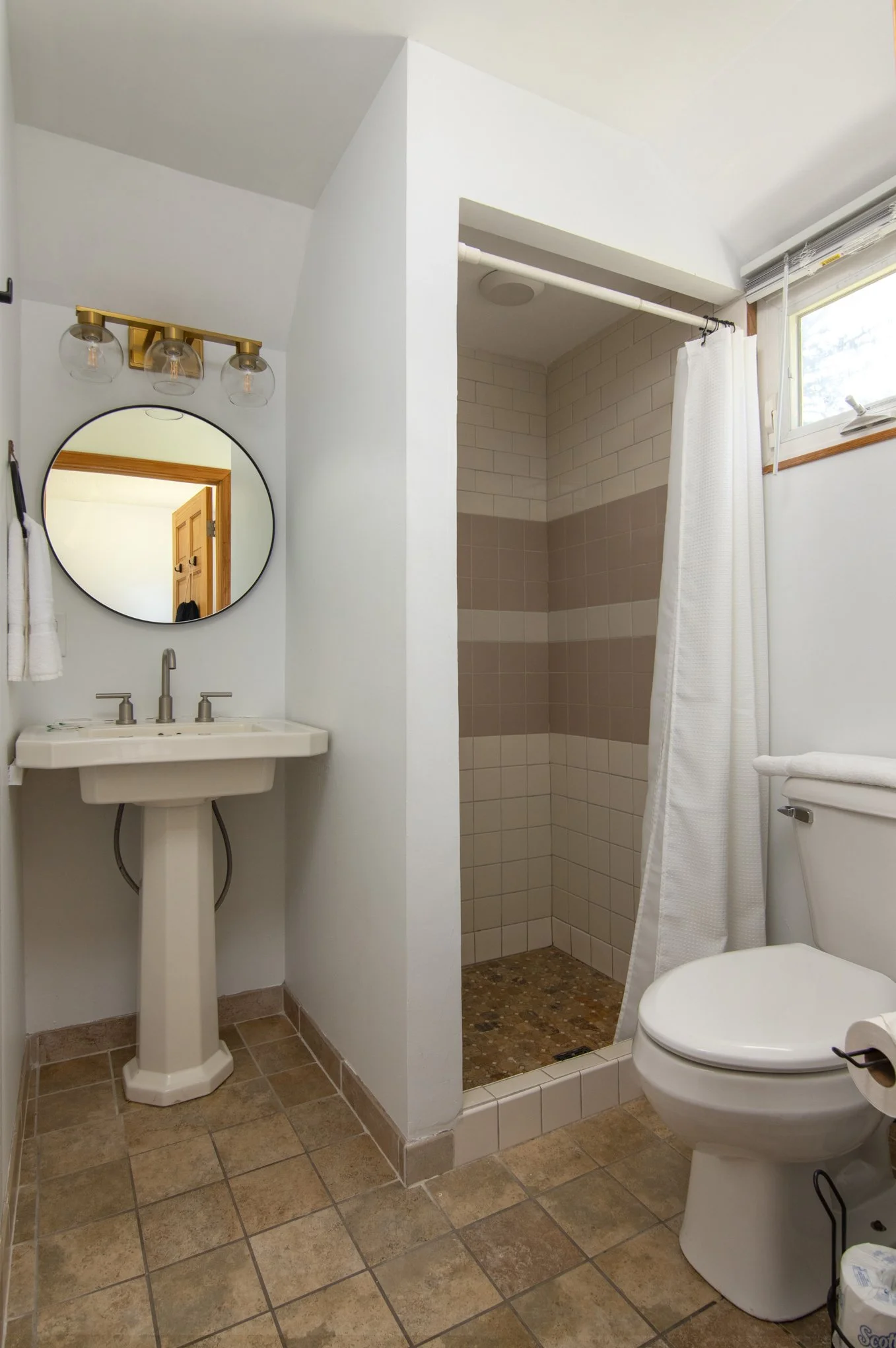 LUMBERJILL LODGE-ROOM 8-Bath 1.jpg