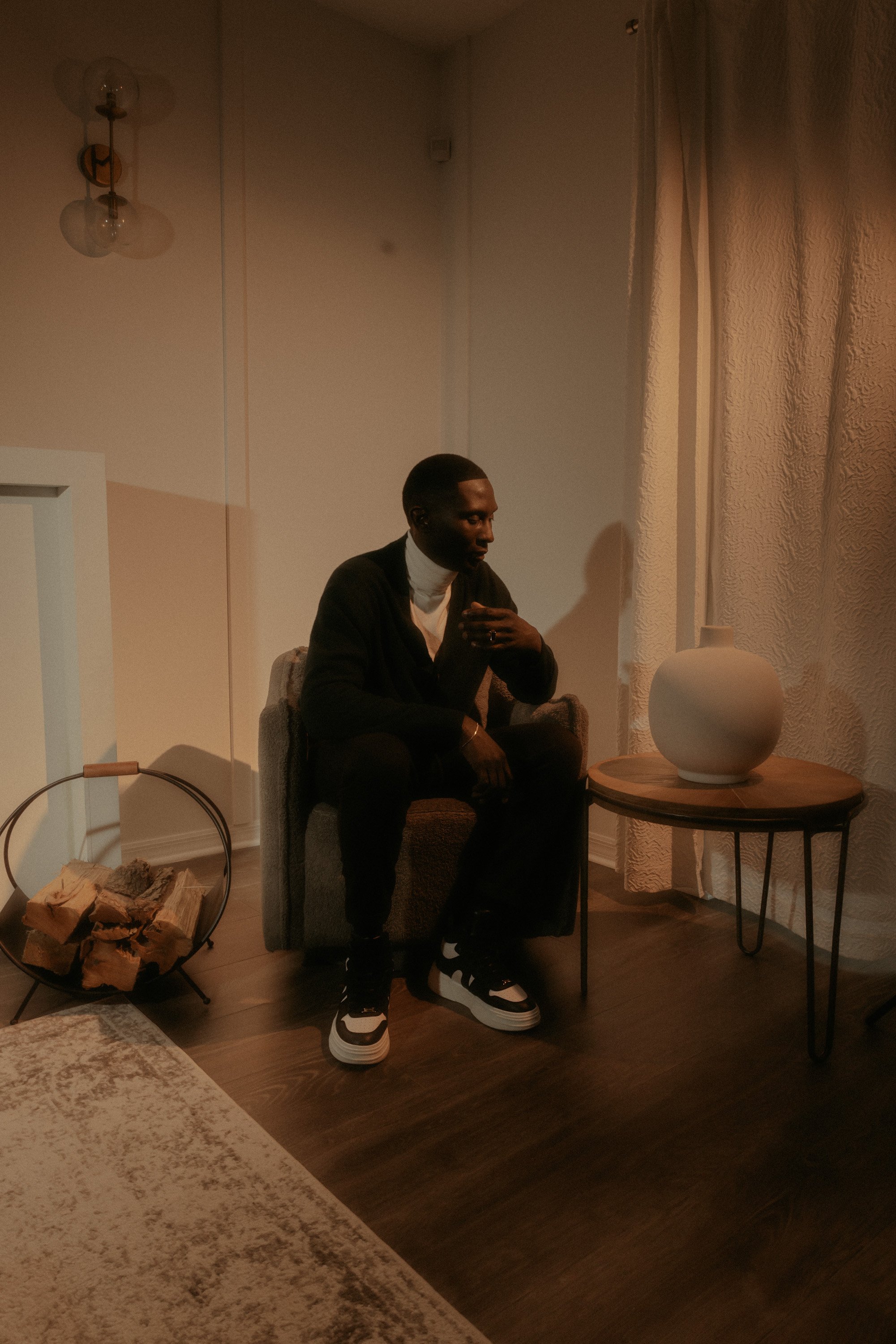 Photo Jameil Walls sitting in chair