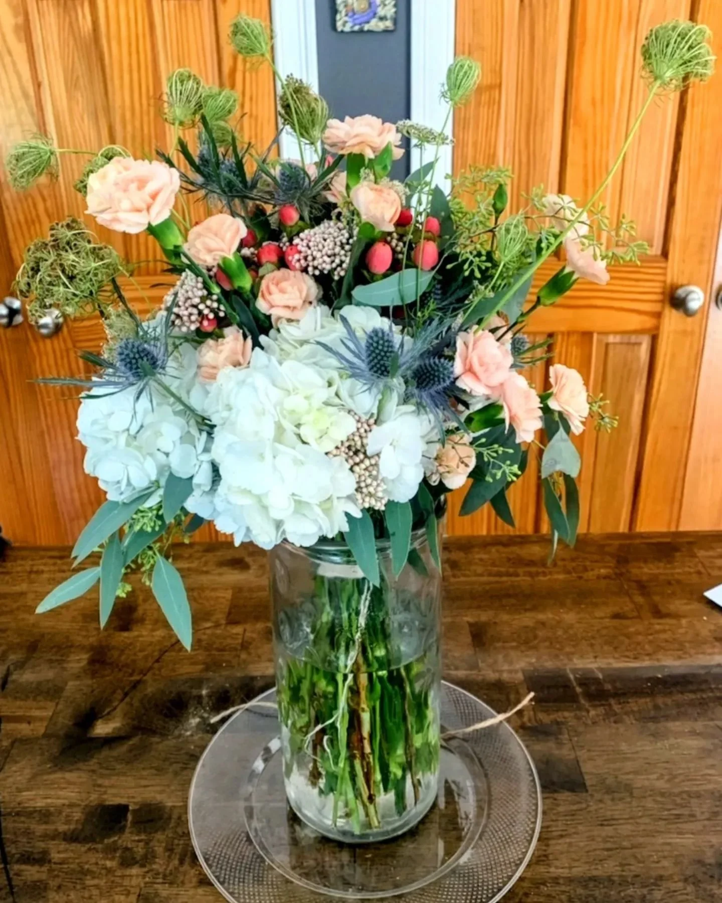 Mid-August birthday flowers for a friend :)
I was glad to have foraged some of the last Queen Anne's Lace in my area to fill out the shape of this wild bunch! 

#wildflorals #wildbouquet #wildflower #flowerharvest #wildfloraldesign #whimsicalflorals 