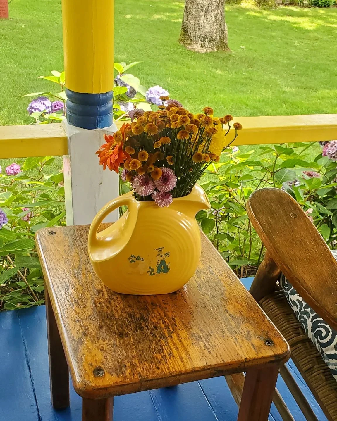 One of my favorite bunches this summer :) 

Vineyard colors are something different entirely. The house itself is bright blue and yellow, so the bright florals are fitting!
Leftover poms and cosmos from a few different arrangements, thrown together i