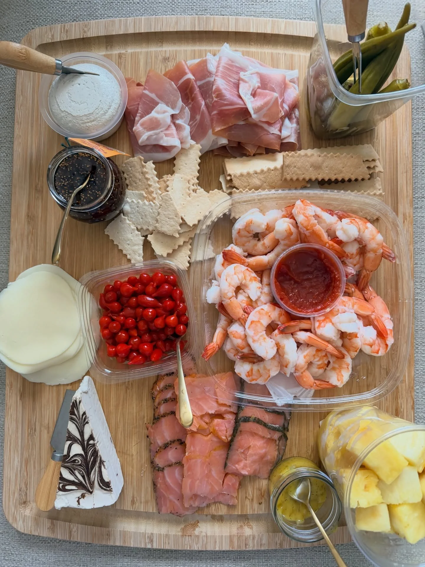 Hoppy Easter, from mine to yours 🫶🐣

Amazing food, Easter Bunny visits🐰, and bubbles 🫧. 

Go to the last pic to see what else was being served this Easter 👀

#familytime #family #easter #easter2026