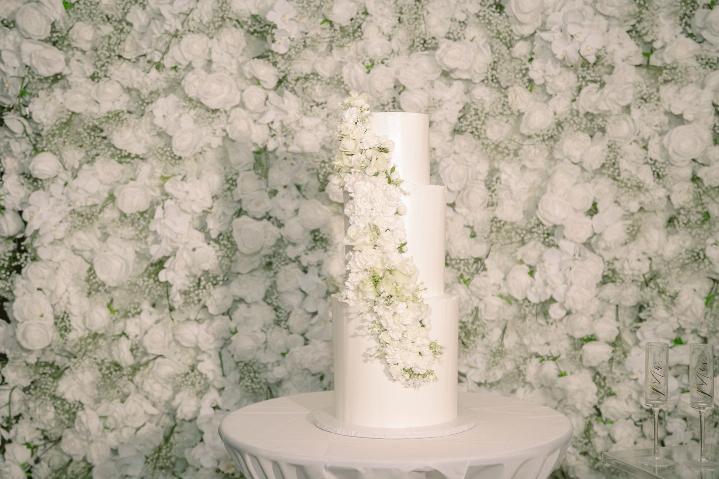 Elevated + Elegant 🤍

&ldquo;NORA&rdquo; Luxury Flower Wall 

✨ Photo: @tracecreekmanorphotography 
✨ Cake: @marys_sweet_bakery 

#weddingcake #wedding #weddingdecor #flowerwall #nashvilleflowerwall #theflowerwallconashville #flowerwallbackdrop #wed