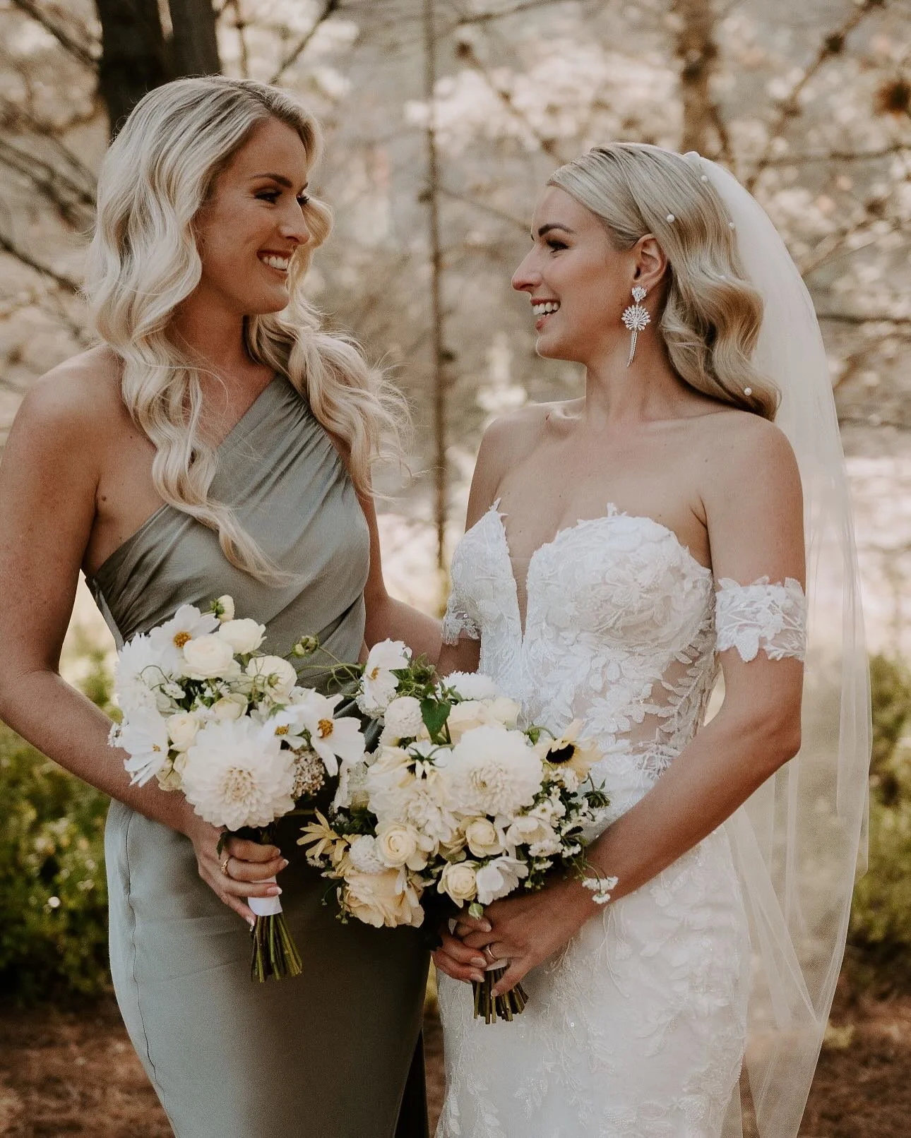 It&rsquo;s all in the detail&hellip;. And we&rsquo;re obsessed with @_miamorriss_  hair jewels on her special day. 
@sophiesullivanphotography always nailing it. 🩵
Gorgeous face as always by @sophie.mcdermott.mua 🩵
Clip in extensions @amazinghairau