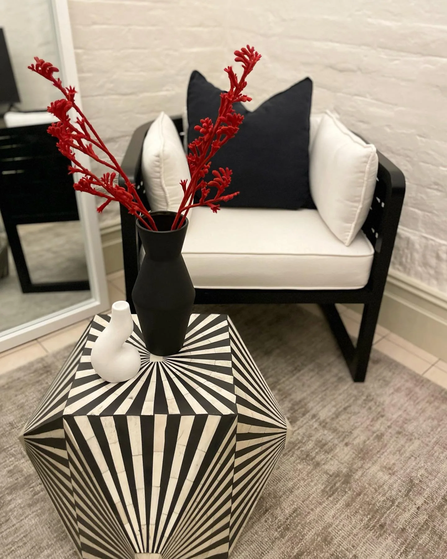 Drama with a pop of red

#sitting #living #monochrome #livingroom #nook #readingnook #propertystyling #propertystylist #interiordesign #residentialpropertystyling #homestyling #realestatestyling #interiorgoals #stylingsydney #propertystylinggoals #in