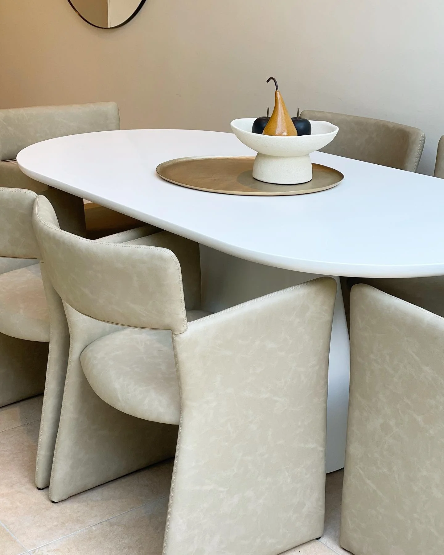 Dining in elegance. 

#dining #diningroom #diningroomdecor #propertystyling #propertystylist #sydneypropertystyling #interiordesign #residentialpropertystyling #homestyling #realestatestyling #interiorgoals #stylingsydney #propertystylinggoals #inter