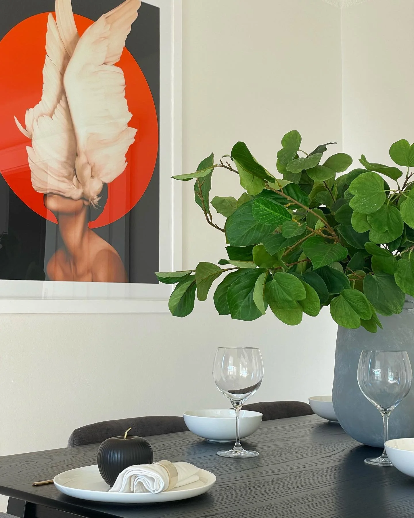 Why do I feel like chicken wings for dinner?? 🤣

#dining #diningroom #diningroomdecor #bold #propertystyling #propertystylist #sydneypropertystyling #interiordesign #residentialpropertystyling #homestyling #realestatestyling #interiorgoals #stylings