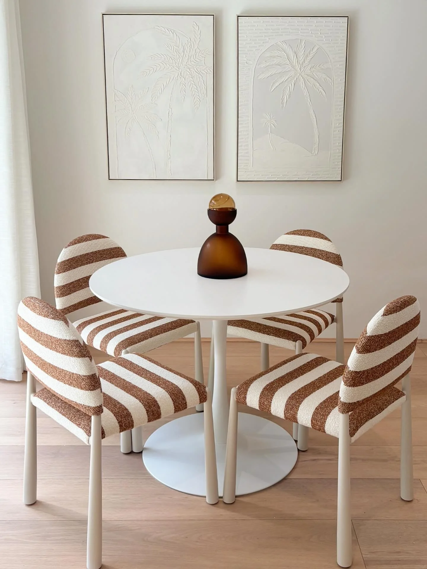 Letting these gorgeous chairs have their moment 

#dining #diningchairs #stripe #minimalism #propertystyling #propertystylist #sydneypropertystyling #interiordesign #residentialpropertystyling #homestyling #realestatestyling #interiorgoals #stylingsy