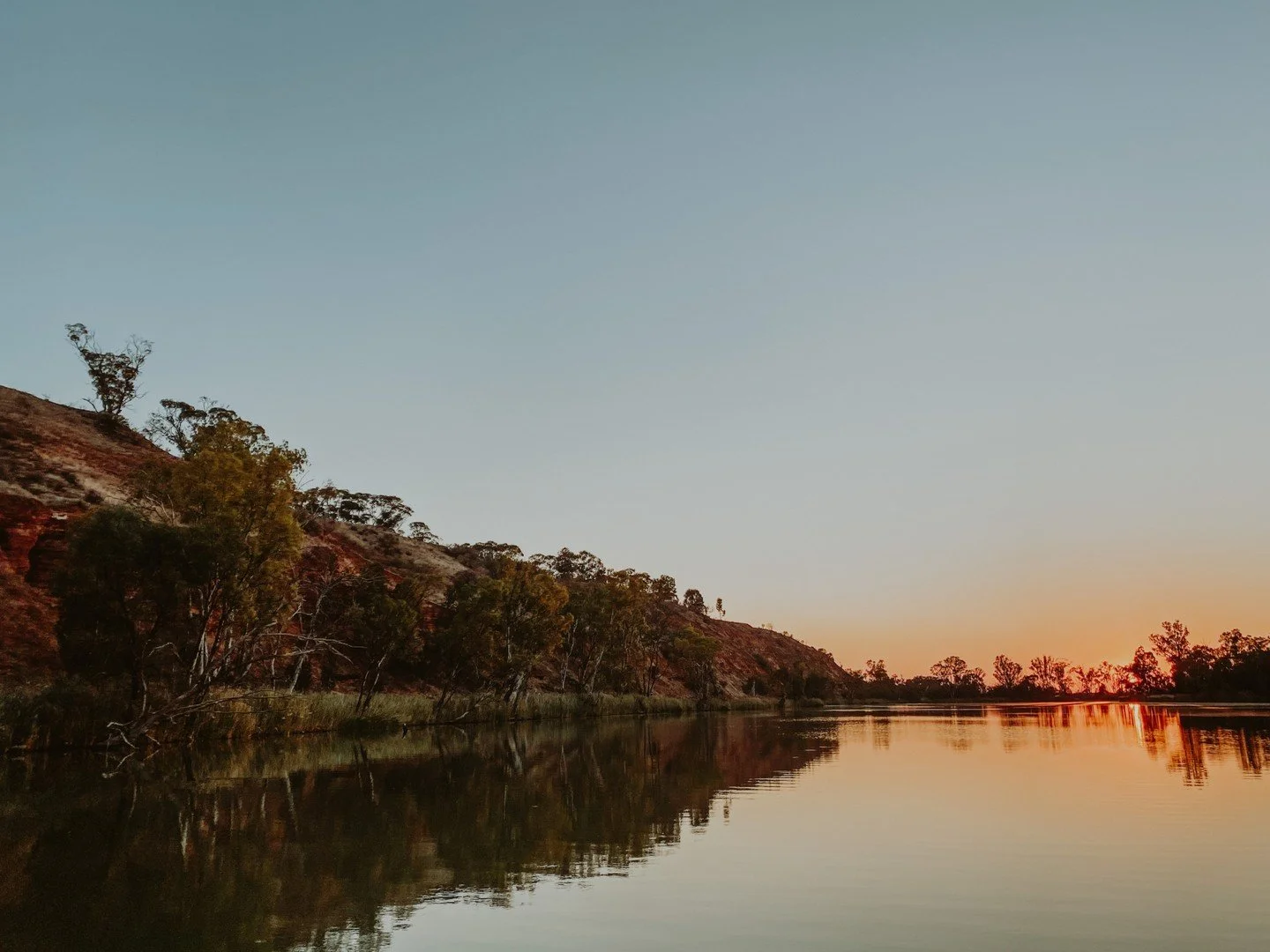 Where burnt sienna cliffs meet mirrored waters and dusk lingers just a little longer...The River Vista is a weekend escape steeped in stillness and soul. Wake slowly, dine alfresco, and watch the light shift across the land. A place to exhale, reconn