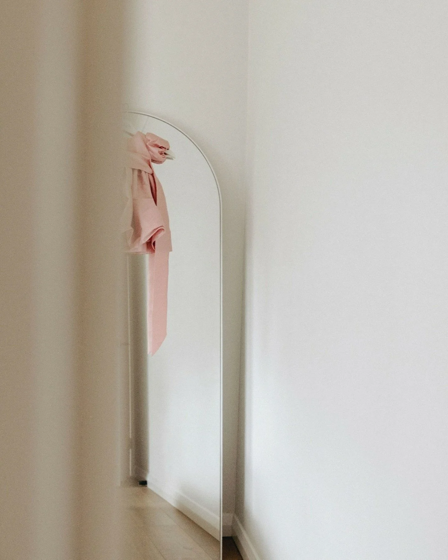 The sweetest of wedding morning moments with @morgangallard_