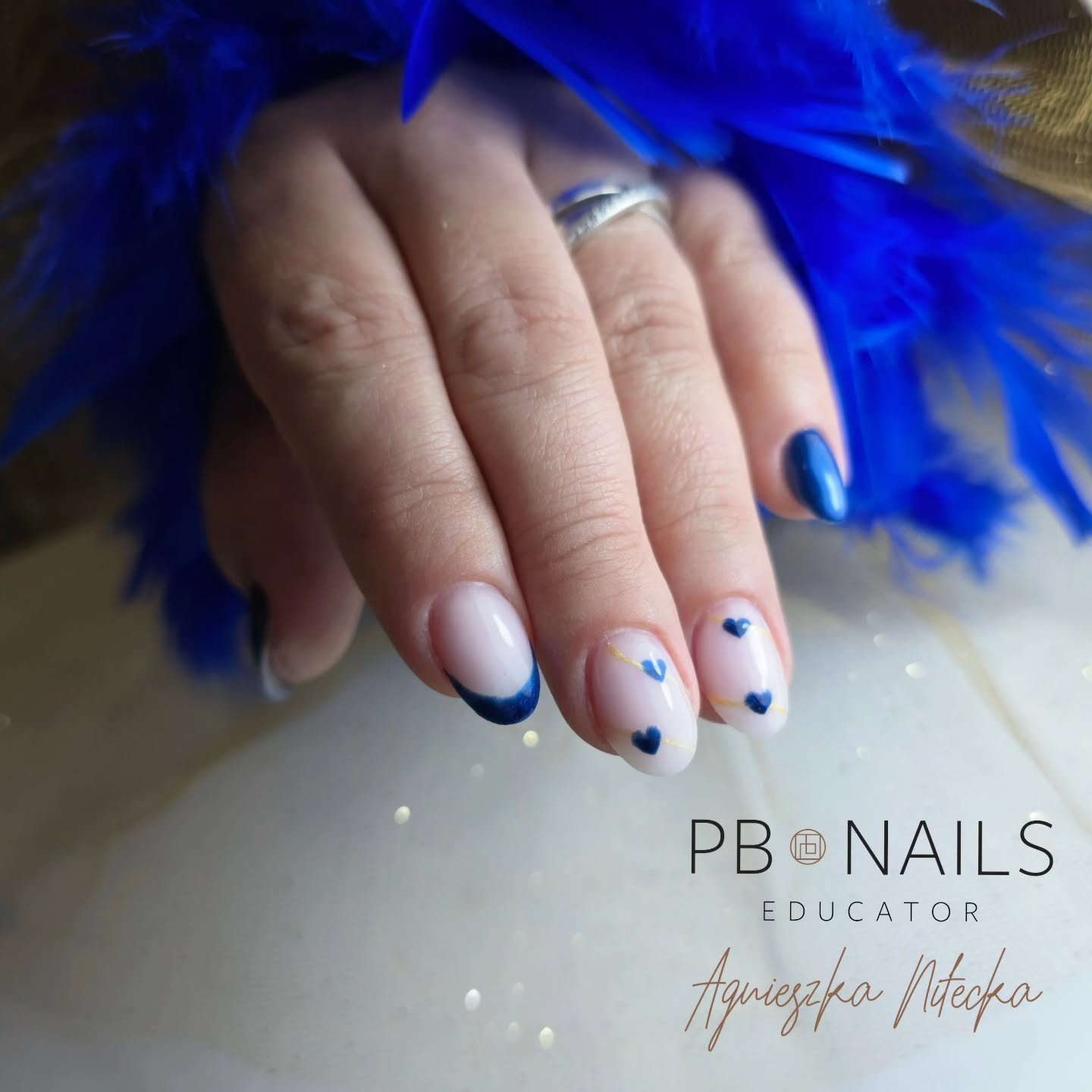 💙✨ Klasyka w nowoczesnym wydaniu! ✨💙

Francuski manicure w odcieniu niebieskiego? Tak! 🔥 Elegancja spotyka oryginalność, tworząc stylowy i ponadczasowy efekt. Subtelny, a jednocześnie wyr&oacute;żniający się &ndash; idealny wyb&oacute;r na każdą o
