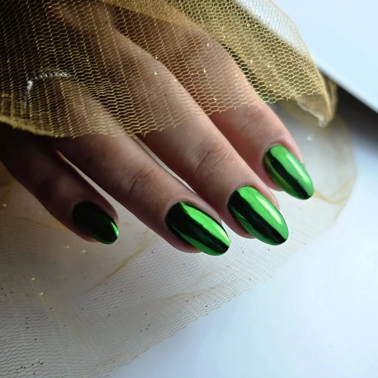 ✨ Bottle Green Metallic Nails ✨

Elegant, sensual, and with a touch of luxury 💚
Bottle green in a metallic, mirror-like finish is this season&rsquo;s must-have!
The glass effect makes your nails shine like jewelry &ndash;
perfect for special occasio