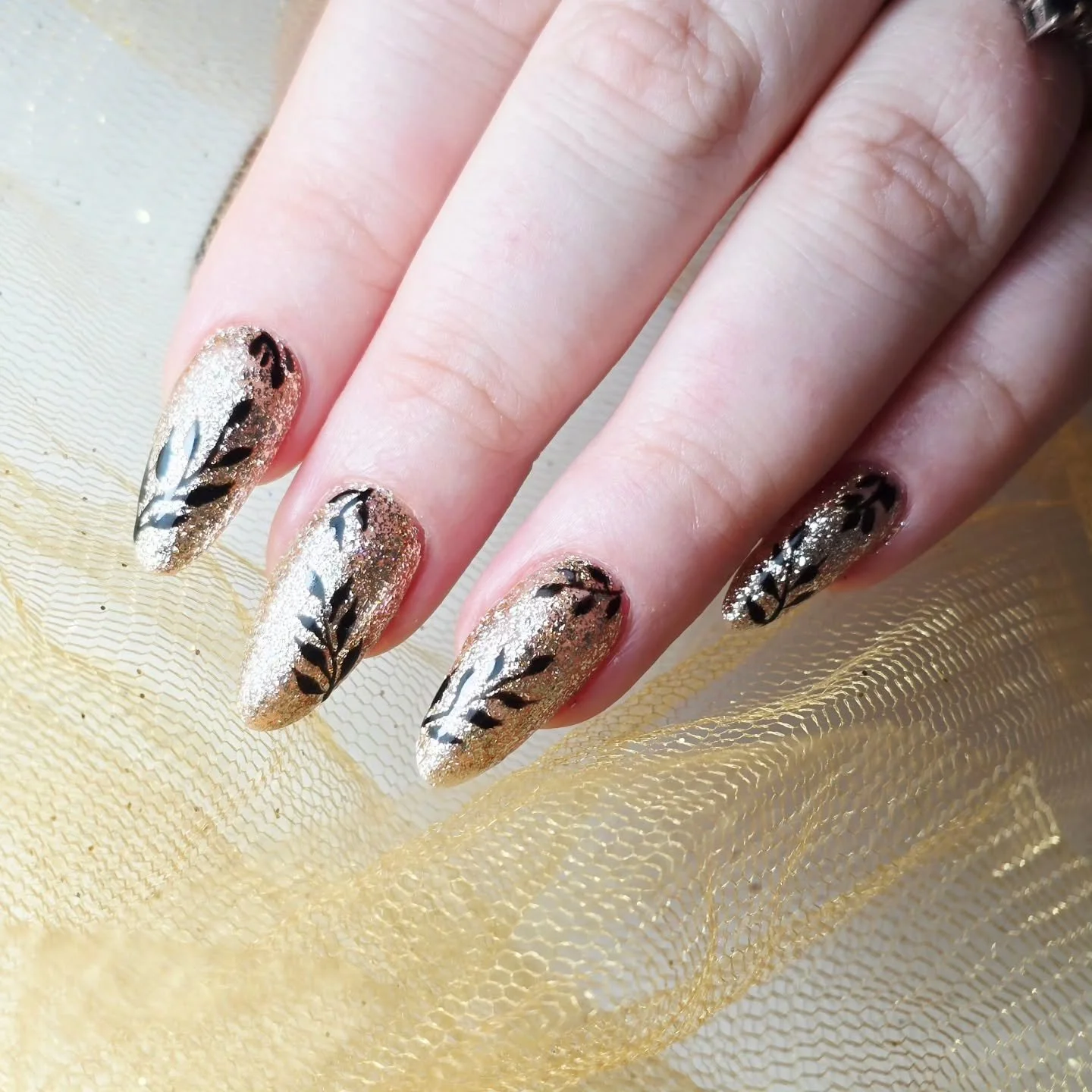 ✨ Nothing to add, nothing to take away ✨
A stunning golden design, perfectly complemented with black leaf accents. 🌿🖤
Pure class and elegance. 💛

Book Now 👇 
https://facesconsent.com/bookings/agnieszka-nitecka

#ANBeautyStudio #GoldenNails #Black