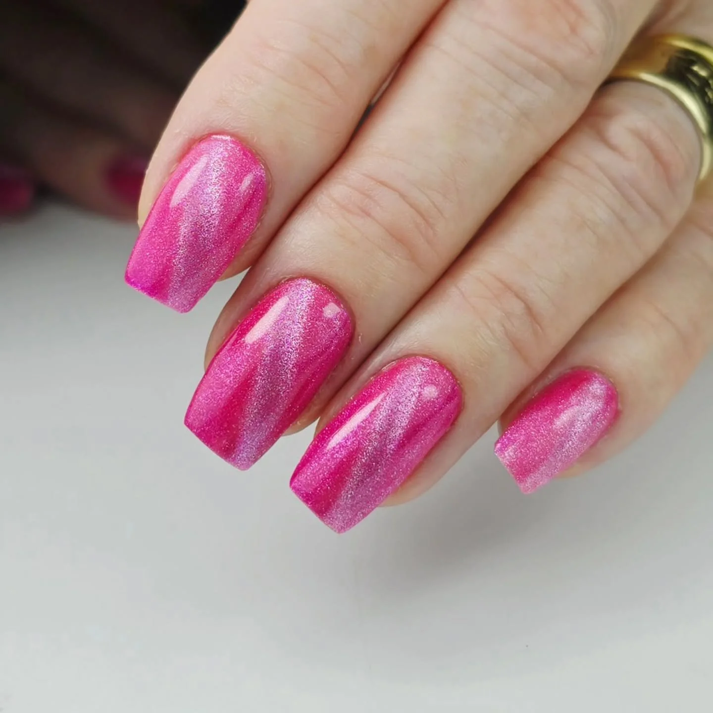 💖✨ Pink Cat Eye Magic ✨💖

Subtle, feminine and full of sparkle! 💫
Our Cat Eye Gel Nails create a stunning magnetic shimmer that catches the light beautifully &mdash; adding depth, glow and elegance to your look.
This soft pink shade is pure perfec