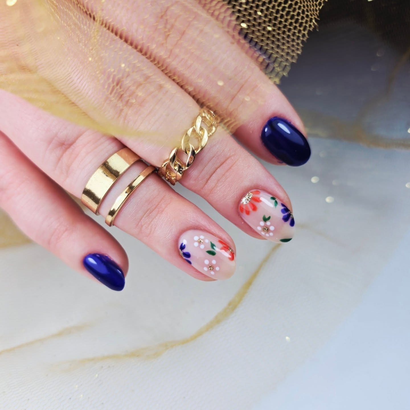 A little touch of autumn magic ✨
This time in a beautiful deep blue shade &mdash; clean, classy and timeless.
Perfect for those cooler days when your hands deserve a bit of sparkle 💙🍂

If you&rsquo;d love a look like this, I&rsquo;m here for you at