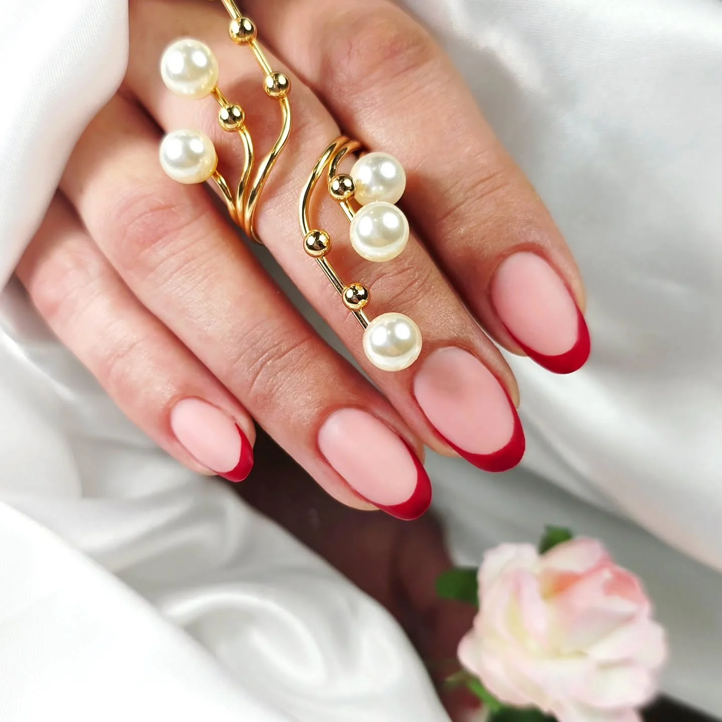 ✨ Classic elegance with a modern touch ✨

Soft nude base with a timeless red French tip &ndash; the perfect choice for clients who love sophisticated, feminine nails. ❤️

Elegant, clean and always in style.

Book your appointment and treat yourself t