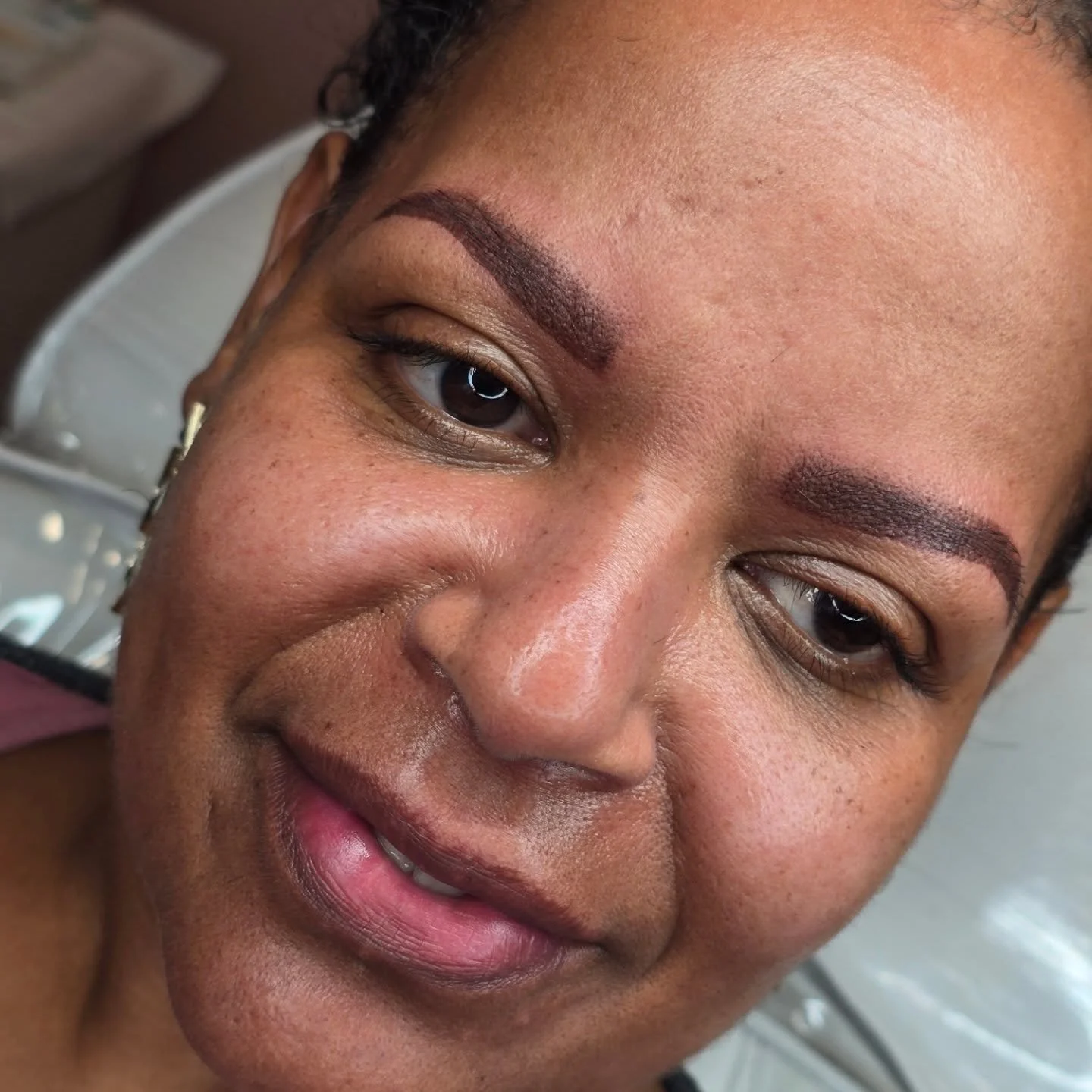 Here we have a beautiful lady with barely visible brows&hellip; and now, after pigmentation, they are perfectly defined, soft, and natural ✨ Permanent makeup has given her a fresh, lifted look and enhanced her features without the need for daily make