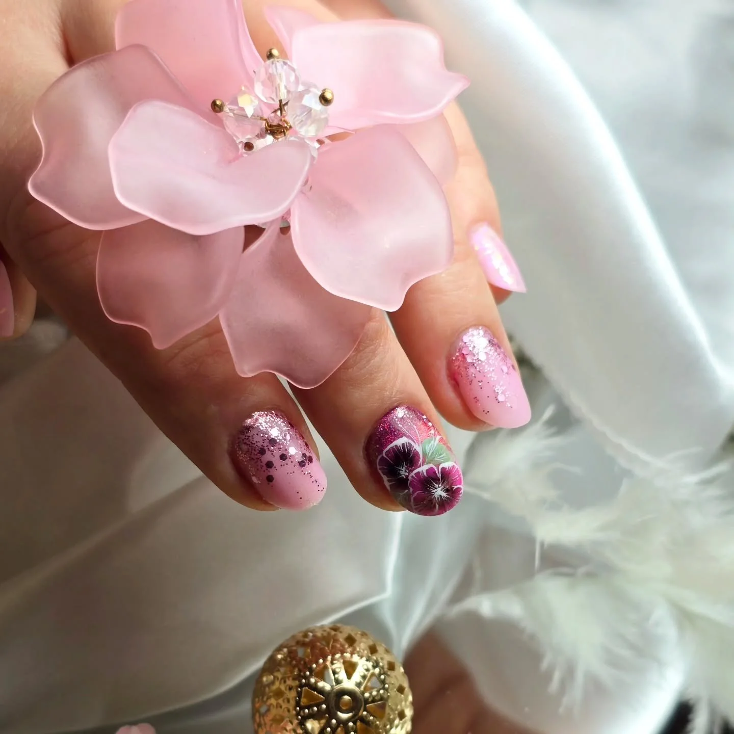 Gel-structured nails finished with a beautiful pink shade and a delicate shimmer ✨ We&rsquo;ve also added a lovely floral detail for that soft, elegant touch 🌸

Perfect for a fresh, feminine look 💅

  Book now 👇 

☎️01963548080
🌐www.anbeautystudi