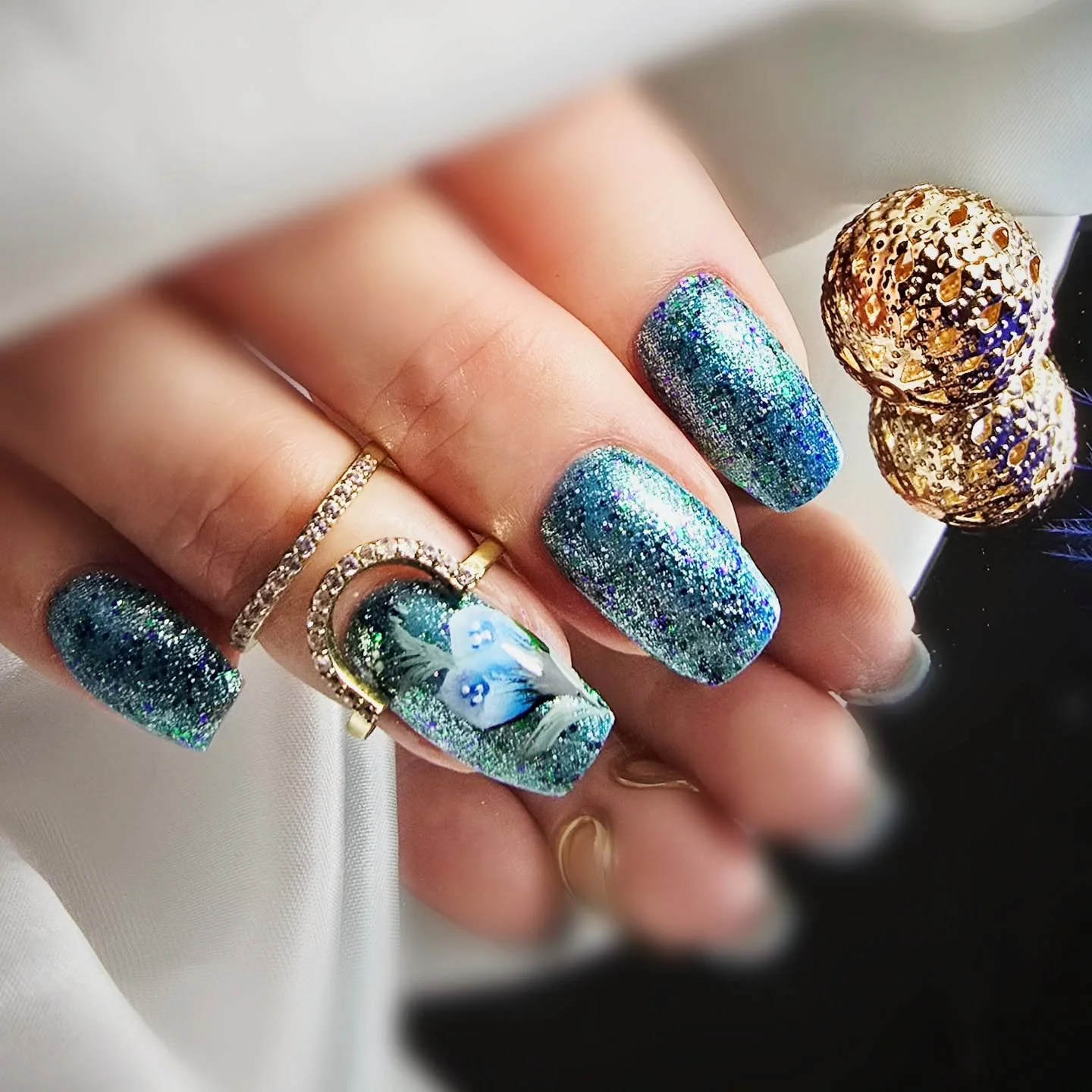 ✨ Blue glitter, delicate blended flowers, and a touch of elegance &ndash; the perfect combination for a fresh summer manicure! 💙✨🌸

This design catches the light beautifully while the soft floral details add a romantic touch. Would you wear these n