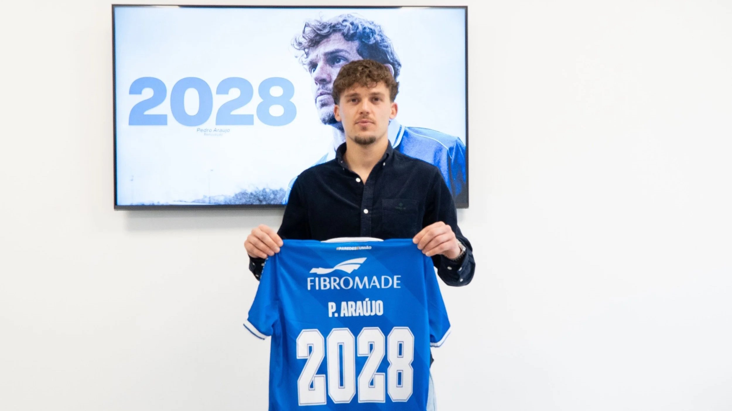 Pedro Araújo renova com o USC Paredes até 2028! ✍️🔵⚪