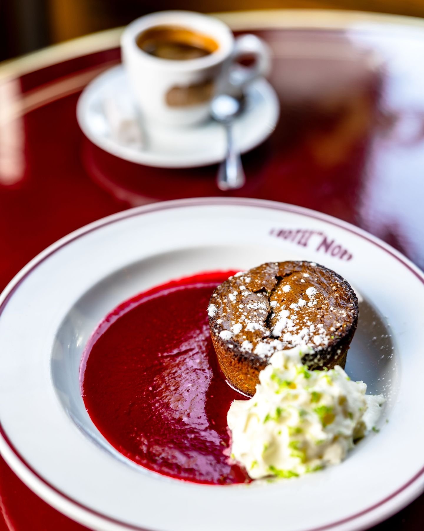 Le lundi, au soleil ☀️, sur la terrasse de la Brasserie de l' @hoteldunordparis , vous prenez un peu de temps pour vous en d&eacute;gustant notre Financier &agrave; la pistache avec un bon caf&eacute; ☕.
Connaissez-vous l'origine de cette p&acirc;tis
